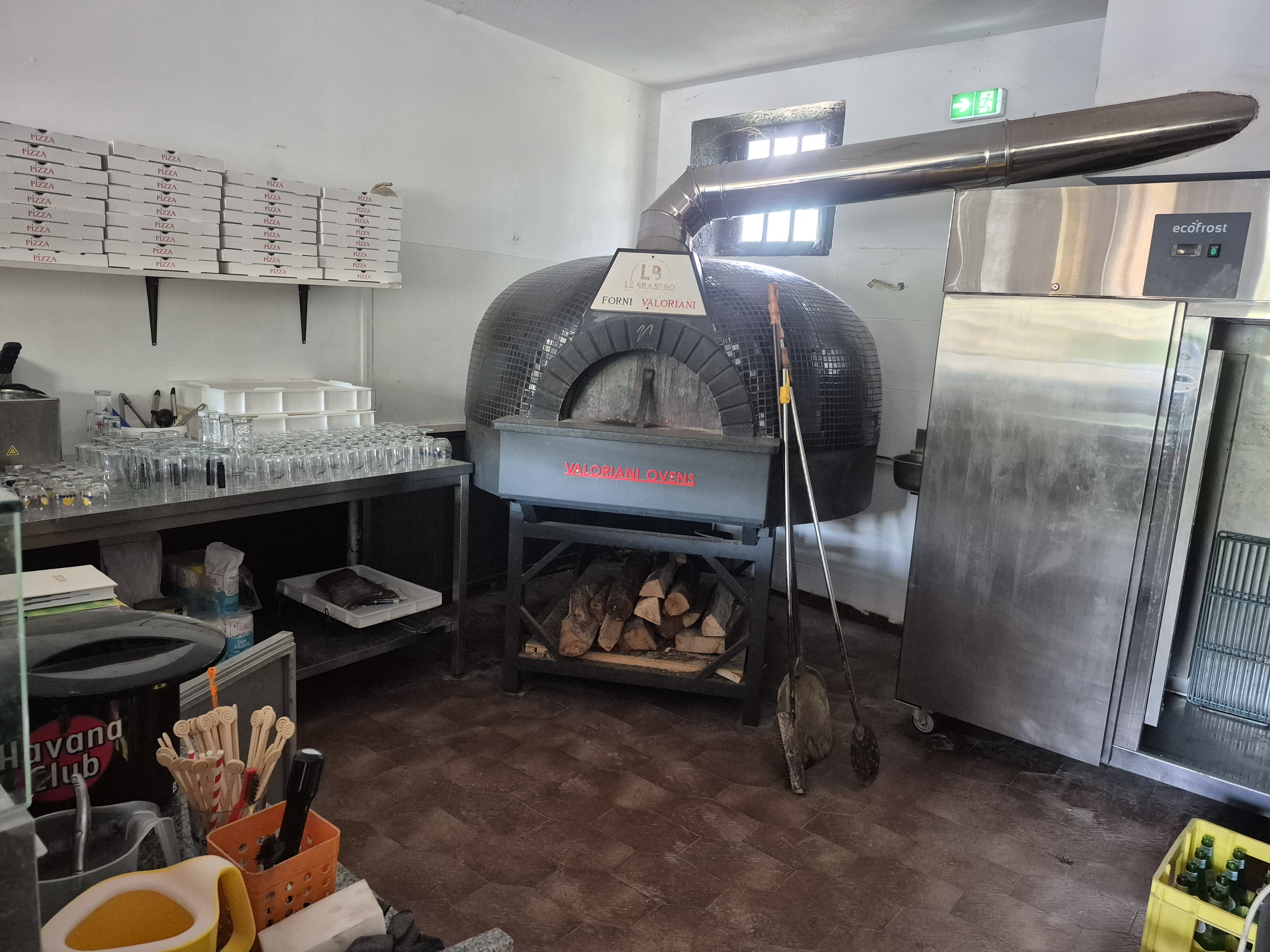 Bonjour, je mets en gérance mon bar, brasserie sur la commune de Cazouls-lès-Béziers dans le 34 (Hérault).
À 20 min des plages, village de 5600 habitants avec toutes commodités.
Je le mets en gérance dans quelques mois, le temps que le propriétaire finisse certains travaux.
Le bar se compose de 4 pièces :
1ère pièce : partie bar
2ème pièce : partie pizzeria (four à bois tout équipé)
3ème pièce : partie restauration (45 places assises)
4ème pièce : cuisine tout équipée
Le plus : terrasse de 65 couverts
WC PMR
Loyer : 3500 € HT (4200 € TTC)
Caution : 15000 €
Pour plus de renseignements, n'hésitez pas.