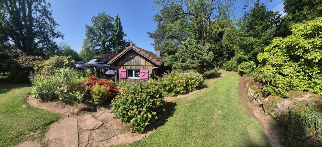 Situé à 10 kms de ST-DIE-DES-VOSGES, 1h de STRASBOURG, 1h de NANCY, 10 kms de la 4 voies.

Au coeur de la nature, des randonnées, Parc paysager de 4 ha situé au coeur du massif vosgien. Exploité par nos soins depuis 8 ans, bonne renomée, fréquention en hausse. Ouverture d'avril à septembre.
LABEL jardin remarquable obtenu en 2023 pour 5 ans

Il est composé :
- un bâtiment d'acceuil d'env. 50 m² pour la billetterie, la boutique avec produits locaux et accessoires du jardin, sanitaire.
- terrasse avec mobilier pour la vente de boisson.
- d'un espace vente de végétaux
- d'un préau d'environ 100 m² qui peu servir pour des mariages, ateliers, concerts ou autres. Il y a un espace de stockage du matériel pour l'entretien d'env. 20 m².

Ce site représente une opportunitée rare pour :
- des passionnées de nature ou du paysage.
- des investisseurs privés souhaitant développer une activité touristique et/ou hébergement insolité le site est en zone stecale.

beaucoup de développement possible puisque plus de 15 000 m² à exploiter (mini ferme, mini golf, apiculture, hébergement insolite, chantier paysage, ...).

Bail 3/6/9
faible loyer (60€/mois soit 720€/an)
Le C.A. global en 2024 est de 130 000 €

PRIX : 70 000 €
le prix comprend : le Fond de Commerce, le matériels et équipements nécessaire à l'exploitation, le stock en place, site internet avec boutique en ligne.
(Estimation du matériels et équipements 13 000€, Estimation du stock 8 000€)

1ER CONTACT PAR TELEPHONE, NE REPOND PAS AU MAIL.
07 67 29 77 62

Vente pour autre projet familial.

ECHANGE POSSIBLE OU REPRISE CAMPING-CAR, MOBILOME SUR ZONE TOURISTIQUE OU APPARTEMENT.