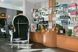 Implanté au cœur de Bagnoles de l'Orne, station thermale renommée et ville touristique dynamique (curistes, casino, visiteurs). Ce salon de coiffure bénéficie d’une visibilité exceptionnelle, d’un stationnement aisé et d’un environnement commercial attractif.

Le local est en parfait état. Il est entièrement équipé et ne nécessite aucun investissement.

Le salon est composé de :
- 3 bacs à shampoing, dont 2 avec fauteuils massant
- 8 postes de coiffage Matériel complets et entretenus
- Un aménagement permettant une circulation fluide et confortable
- 70 m2

L'équipe en place, aujourd’hui composée de deux salariées autonomes et une apprentie, est très agréable et dynamique.

La clientèle est fidèle, régulière, très sympathique, composée à la fois de résidents des environs, de curistes et de touristes.

Le loyer est très attractif. L'activité est saine, structurée et facilement transmissible.

La configuration du local (longueur et trois accès distincts) offre de réelles perspectives de développement :
- Séparation des espaces femmes / hommes
- Création d’un coin esthétique ou bien-être
- Développement de nouvelles prestations

Installé depuis 36 années, le salon jouit d’une belle notoriété et d’un rayonnement local.

C'est une très belle opportunité pour un(e) professionnel(le) souhaitant s’installer ou développer une activité dans un cadre agréable, avec une équipe en place et une reprise sécurisée.

De plus, des aides à l’installation peuvent être envisagées selon votre profil et votre projet grâce à la région.

N'hésitez pas à me contacter pour toute question.