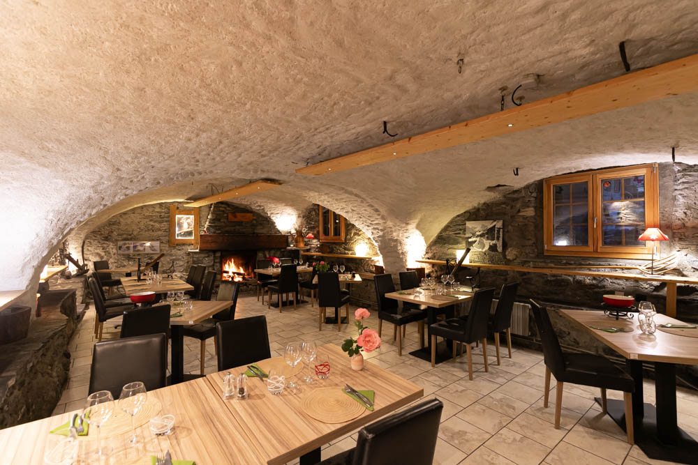 Situé au cœur du village authentique de Sollières-Sardières, sur la commune de Val-Cenis, ce restaurant / bar bénéficie d’une excellente réputation et d’une clientèle fidèle, à la fois locale et touristique.
L’établissement est installé dans une ancienne étable du XVIᵉ siècle entièrement rénovée, offrant un cadre rare et de caractère. Une superbe salle voûtée en pierre et une cheminée créent une atmosphère chaleureuse.

-Environ 50 couverts en salle
-Bar
-Cuisine professionnelle entièrement équipée
-Matériel et mobilier inclus - affaire clé en main

Appartement d’environ 90 m² inclus dans le bail destiné à l’exploitant.

Conditions :
-Prix du fonds de commerce : 80 000 €
-Loyer murs (restaurant + logement) : 2 300 € / mois


Affaire idéale pour couple de restaurateurs souhaitant s’installer dans un environnement de montagne dynamique avec un outil de travail prêt à exploiter.

Dossier et informations complémentaires sur demande.