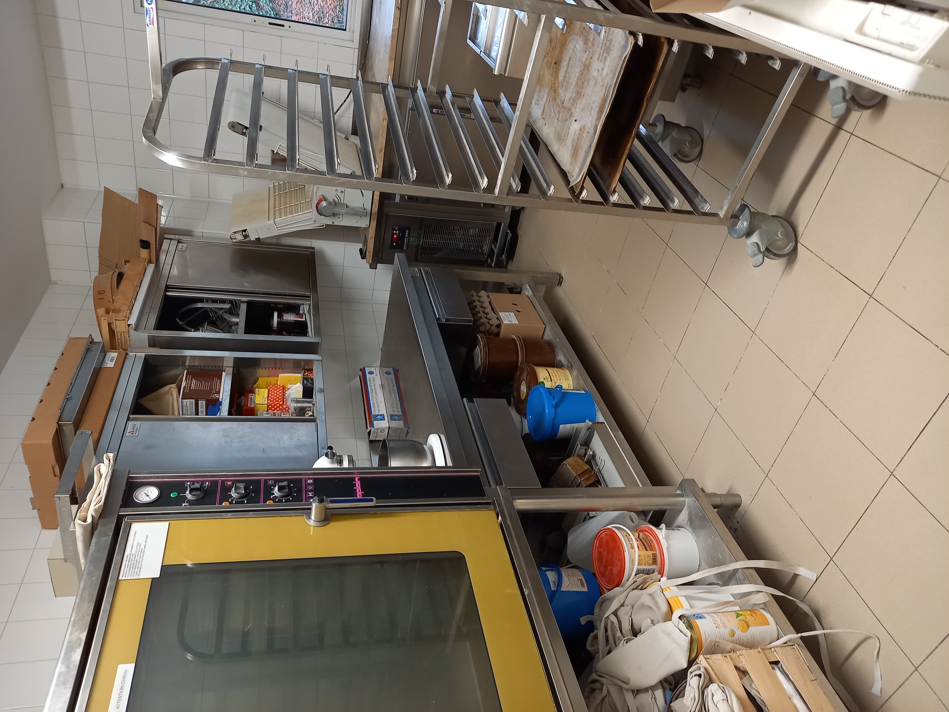 Vente fond de commerce boulangerie pâtisserie tout boutique 
Logement f4 avec grand terrain clôturé 
Loyer pour le tous 1000€