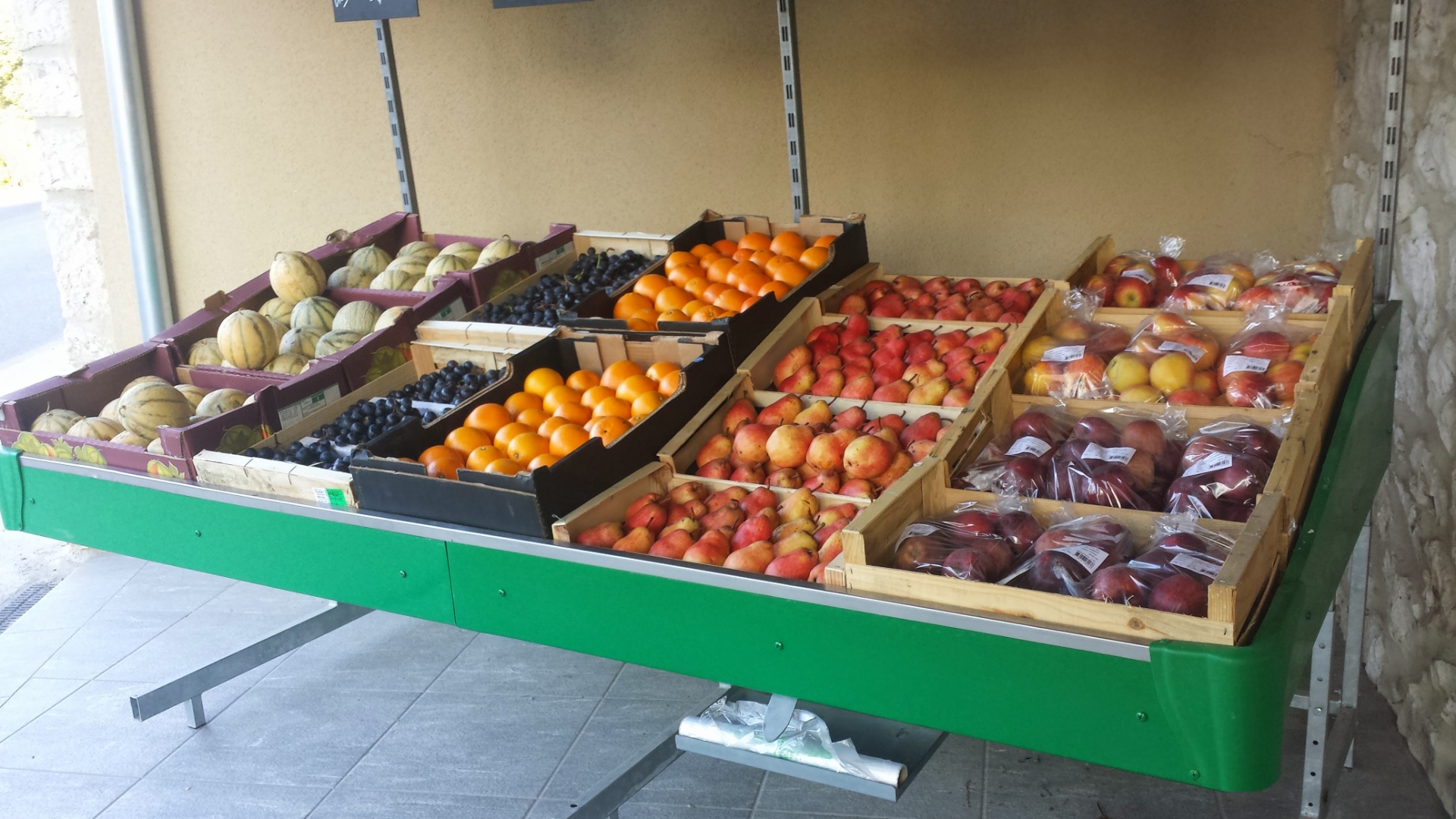 Magasin de fruits et légumes produits régionaux situé dans un village touristique sur la route de vallon pont d arc.
