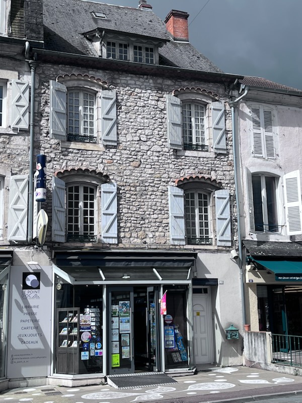 Maison pierre de taille centre ville près parking avec librairie en location.
Quercy/Périgord.  14kms Rocamadour, 23 de Sarlat.....
Magasin rez-de-chaussée de chaussée + grandes réserves.
Habitation au_dessus sur 2 étages. 4 chambres. 2 salles de bain. 1 dressing. 1 véranda et sa terrasse. 
Temps sud ouest tempéré.
Maison libre, commerce, 1 an de bail.