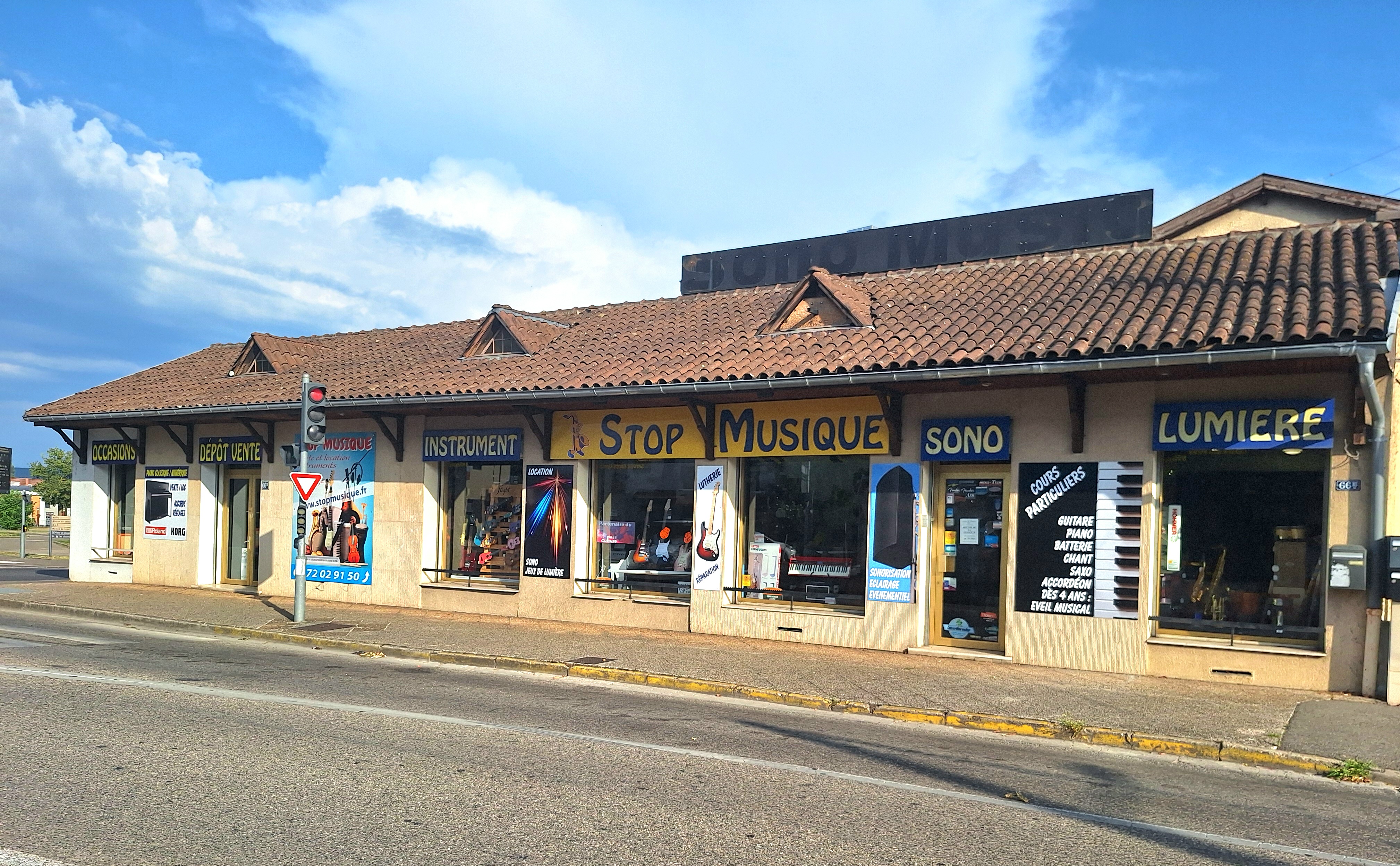 Magasin généraliste,  " de l'harmonica au piano " + sonorisation éclairage. Vente , entretien réglage sur surface de 270 m2 .
Affaire très saine créée en 1984 avec toujours le même dirigeant .
Emplacement de premier choix :
Commerce situé à 25 km de l'est de Lyon au croisement des départements de l'Isère, de l'Ain et du Rhône. 
A l'entrée d'une immense zone commerciale dans une agglomération de + de 32000 habitants en plein développement .
Partenaire de nombreuses écoles de musique et associations musicales sur la région Rhône-Alpes ainsi que de nombreuses institutions et collectivités territoriales locales ( Conseil Général, Mairies , Communauté de Communes, Collèges , Lycées ) 
Location de matériel de sonorisation et éclairage pour événements chez les  particuliers ou associatifs .
Sur place entretien  réparation et réglage instruments ,amplis ....
Stock évolutif en place a reprendre selon ....
Fournisseurs ok pour continuation des conditions commerciales et contrats en cours .
Les + :
Cours  de musique guitate sèche et électrique,  basse, piano, chant, eveil musical batterie, saxophone, accordéon par prof indépendants .
Accompagnement envisageable. 
Station de tramway depuis Lyon à 200m derrière le magasin a l'horizon 2030.
Zone de chalandise en plein développement avec création prévu de 10 000 emplois pour construction et fonctionnement des 2 EPR situés à 5 km.