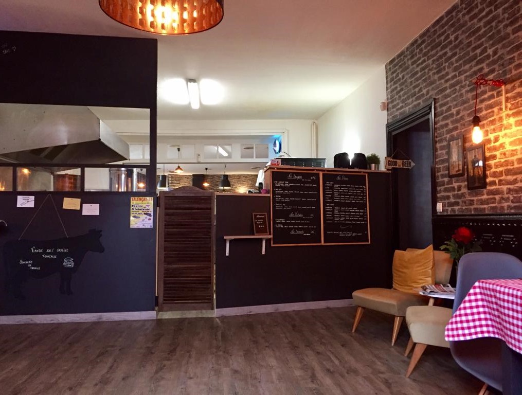 Local commercial situé à Levroux sur l'axe passant Chateauroux-Blois et à deux pas du centre médiéval.
Local de 250m² composé d'une entrée, d 'un espace bar, d'une cuisine ouverte, d'une grande salle de restauration. Toilettes renovées et aux normes PMR. Petite terrasse sur le devant pouvant accueillir une vingtaine de clients.
Actuellement occupé par un restaurant en place depuis 2017.
Possibilité de plusieurs types de commerce (restaurant-bar-commerce de bouche).
Le prix comprend le fond de commerce ainsi qu'une grande partie du matériel et décoration.