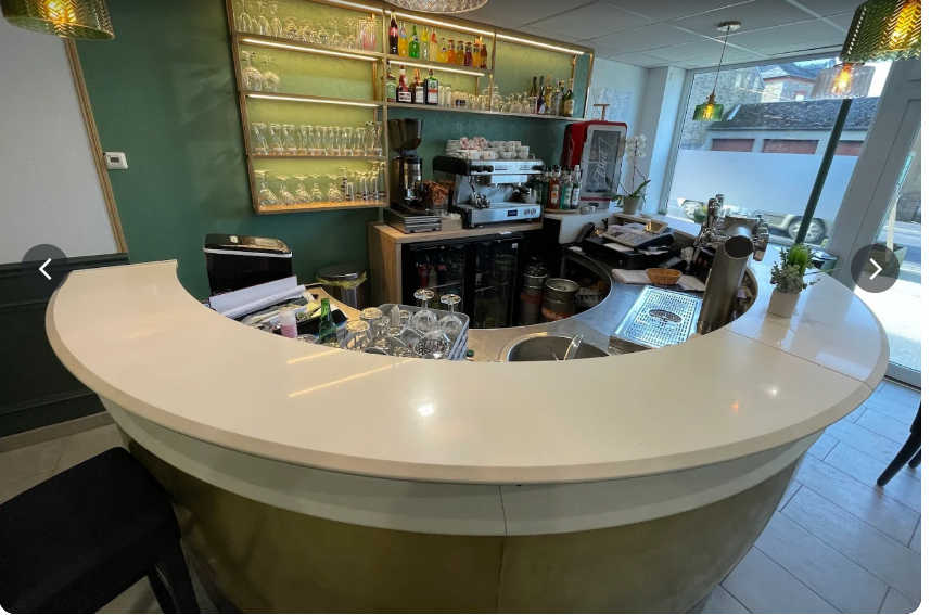 À VENDRE ou en LOCATION-GÉRANCE – Fonds de commerce RESTAURANT - VALDALLIÈRE (14) A SAISIR !!!!

📍 Emplacement idéal – en plein cœur du centre-bourg de Valdallière, dans un secteur entièrement rénové, avec un parking neuf, au sein d’une commune dynamique de 5 700 habitants.

Ce restaurant traditionnel, exploité avec soin et passion, est à céder pour cause de départ en retraite. Il offre un fort potentiel de développement dans un environnement commercial actif : boulangerie, boucherie, épicerie, pharmacie, bar-tabac, cabinet infirmier, pôle santé, espace culturel et autres services de proximité.

 🔹 Le bien en détail :

 Surface totale : 120 m²environ
 Capacité : 40 couverts en salle + 28 en terrasse*
Cuisine professionnelle équipée de matériel neuf
Arrière-cuisine, pièce bureau, cave
 Aucun travaux à prévoir
 Fermeture possible : 3 semaines en août, week-ends (si souhaité), entre Noël et Nouvel An

 💰 Modalités de cession :

À l’achat : 105 000 €
En location-gérance avec option d’achat : Loyer mensuel de 600 € (chauffage compris)

 ✅ Atouts de l’affaire :

 Clientèle fidèle
 Environnement propice à l’organisation de **soirées à thème**
 Chiffre d’affaires permettant un revenu confortable :
 1 800 € net/mois pour la cuisine
 2 000 € net/mois pour la salle/bar
Idéal pour un couple souhaitant s’impliquer dans un projet de vie équilibré
 Possibilité d’obtenir des aides et subventions selon votre profil

 🌿 Un cadre de vie agréable :

Implanté dans un paysage de bocage, aux portes de la Suisse Normande, ce commerce vous offre une qualité de vie rare, avec un fort ancrage local et un esprit familial.

 📞 Vous êtes cuisinier(ère), serveur(se), ou simplement passionné(e) par la restauration ?

Vous aimez le contact humain, la vie de village, et souhaitez changer de vie pour gérer votre propre affaire ?
N’attendez plus !

Mme Nonclercq manager de commerce IVN vous accompagnera dans toutes les démarches de votre installation.

📩 Candidature obligatoire (CV + lettre de motivation) à envoyer par mail :
**[snonclercq@vireaunoireau.fr] 
📱 Contact : 07 87 98 07 82 **IMPORTANT LAISSER MESSAGE SINON PAS DE RAPPEL 

⚠️ **Aucune candidature ne sera étudiée sans ces deux documents.**

**OSEZ, c’est RÉUSSIR !**
Une belle opportunité pour les professionnels ou les porteurs de projet motivés !