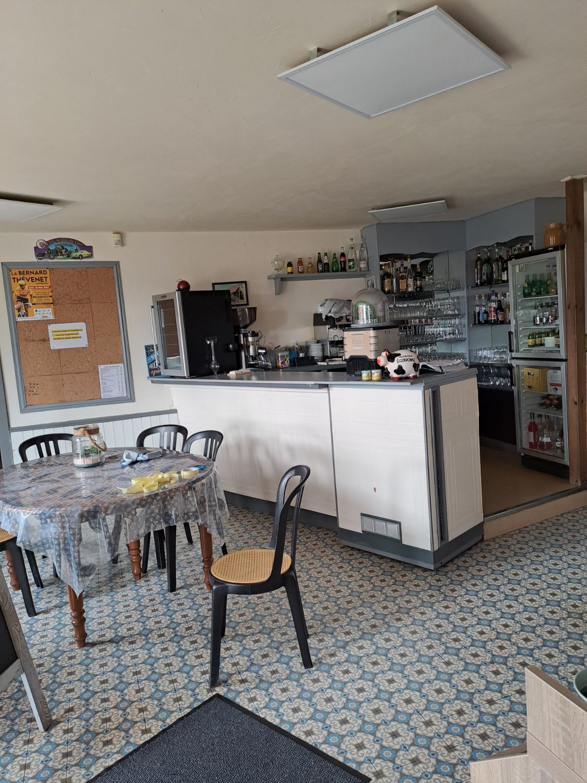 A REPRENDRE—CLESSY, Bourgogne du Sud—Restaurant traditionnel et bar (avec Licence IV), installé depuis 2019
CA 2023 : 100.000 €, Marge Brute : 61,6%, Valeur Ajoutée : 36,9%, 7 services/semaine (dont vendredi et samedi soir)
2 salles de restaurant de 30 couverts chacune, complétées par 1 salle de bar (10 places assises) et 1 terrasse en façade (ombragée) de 30 couverts
Situé sur axe passant Gueugnon/Charolles, à 4kms de Gueugnon, très belle notoriété locale (spécialités et soirées à thème, page facebook https://www.facebook.com/p/Le-Dartagnan-100057468968611/?locale=fr_FR
Bon taux de remplissage le week-end, position centrale sur une zone de chalandise de 40.000 habitants à 20min
Cuisine spacieuse, équipement récent (liste sur dde), dans un cadre de travail privilégié ; aucun travaux à prévoir ; accessibilité et toilettes PMR ok, bail de 427 € mensuel
Points forts et potentiel : En s’appuyant sur un très bon taux de réservation (soirées à thème, repas de famille, banquet, associations …) ; une belle demande présente
Affaire à céder pour retraite, accompagnement proposé, montant souhaité : 70.000 € (pour le fonds)