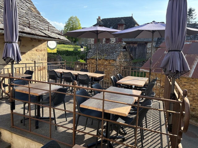 Vend Fond de commerce 
Bar licence IV
Restaurant 32 places en salle et 30 places en terrasse
Gîte entièrement équipé 10 couchages
Appartement de fonction T3 entièrement équipé 
Tout le matériel et le mobilier du restaurant et de l'appartement & gîte sont en parfait état (1an)

Situé dans le Nord de l’Aveyron, le village de Murols vous accueille dans un environnement naturel de toute beauté, à proximité du Parc Régional de l’Aubrac. Constitué de fermes et de maisons en pierre, il s’avère des plus charmants et réellement ressourçant.

Notre Auberge de Murols en représente le cœur, là où la vie bat son plein durant toute la semaine et le week-end. Accolé à la forge du XVIIIe siècle.

Véritable lieu de rencontre et d’échange, notre bar permet à nos visiteurs de passage de côtoyer en toute convivialité nos habitués.

Notre gîte vous offre un cadre idéal pour vous reposer au cours de vos périples sur le Sentier de l’Imaginaire, du GR465 ou lors de vos vacances.

Ici, tout n’est que bien-être, calme et volupté.