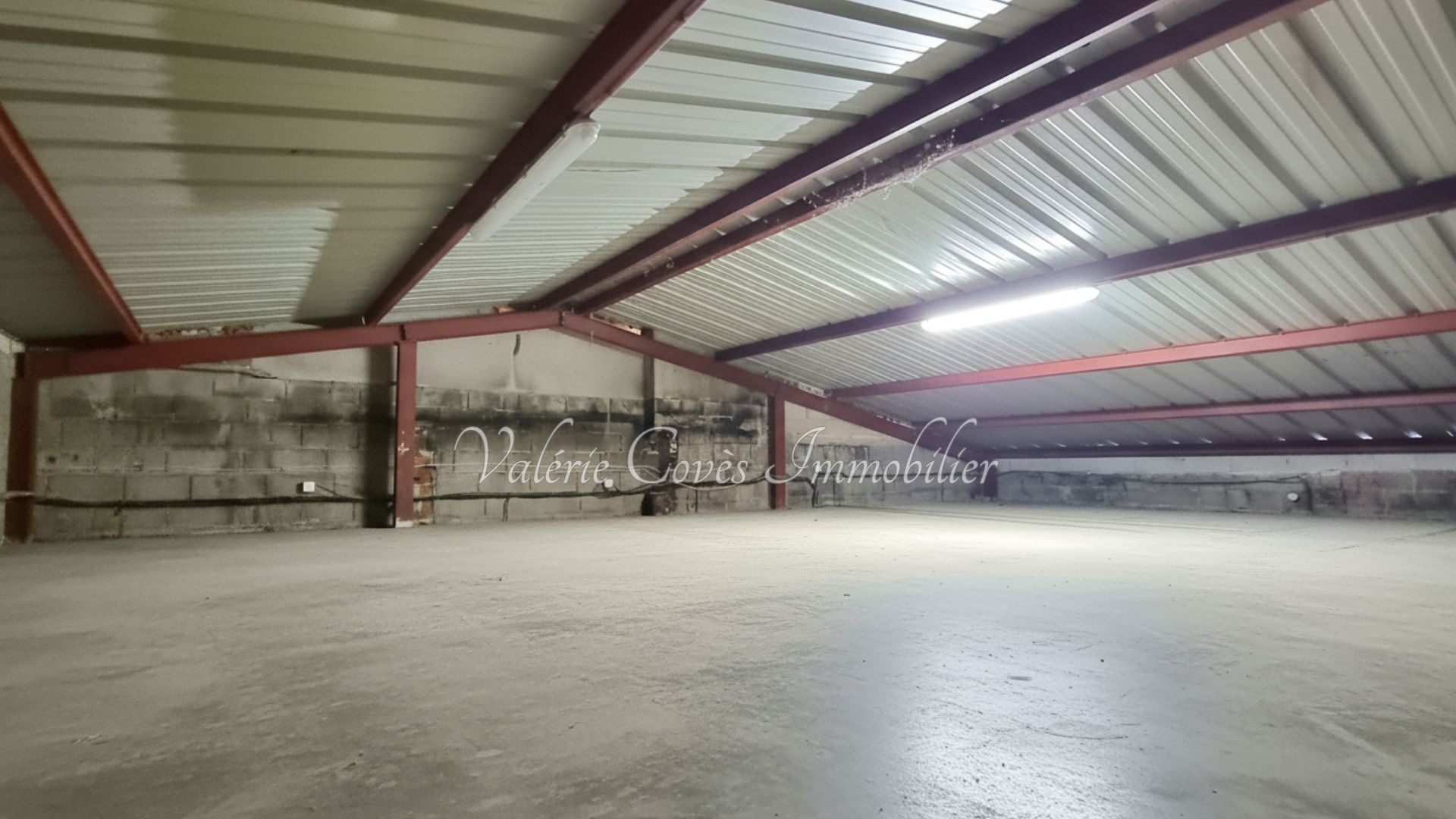 Rare opportunité d’acquérir un local commercial, toute activité, spacieux et fonctionnel, idéalement situé au cœur d'un village dynamique proche Alès (GARD) . Ce bien offre une surface plancher totale de 178,52 m², complétée par une grande mezzanine et un grenier aménagés en vaste espace de stockage.

Le local bénéficie d’une large vitrine sur rue, offrant une visibilité optimale pour toute activité commerciale. L’espace de vente principal, d’environ 89 m², est complété par deux réserves (19 m² et 31 m² environ), un local avec placards (9 m²) et des toilettes. La grande hauteur sous plafond ajoute un volume appréciable.

Deux entrées indépendantes permettent une modularité parfaite de l’aménagement, s’adaptant à divers projets commerciaux.

Idéalement situé dans un emplacement dynamique et très fréquenté, à proximité immédiate des commerces de centre-ville et des parkings municipaux, l’accès est facile tant pour la clientèle que pour les livraisons.

Ce local constitue une opportunité rare pour un investisseur ou un commerçant souhaitant s’implanter dans une zone vivante avec une forte visibilité.

Contactez moi dès maintenant pour obtenir plus d’informations ou organiser une visite.
