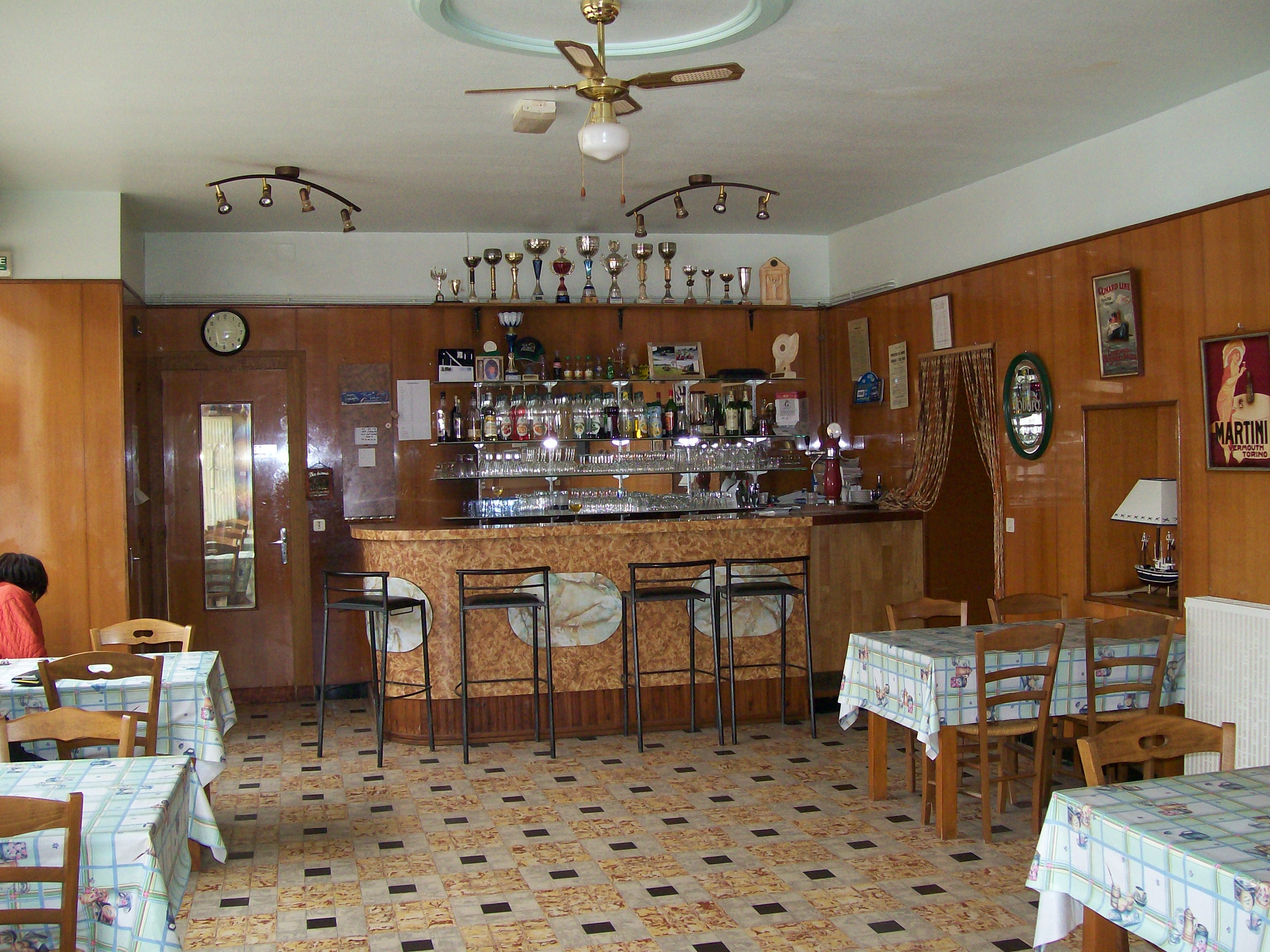 La commune de Veuil (36600) recherche un repreneur pour la gérance du restaurant bar communal. 

Le restaurant Le P'TIT VEUIL est situé dans une commune dynamique et touristique, villes et villages fleuris 4 fleurs , à 5 km du château de Valençay et 25 km du ZooParc de Beauval.

La commune recherche un porteur de projet professionnel de la restauration dans le cadre d'une location avec mise à disposition de l'outil de travail. Une licence IV propriété de la commune est mise à disposition .

Le bâtiment est composé d'un local commercial de 198 m² et d'un local d'habitation privé .

Dans la partie professionnelle, le restaurant est entièrement équipé en cuisine aux normes. Il possède 2 salles attenantes ainsi qu'une terrasse.

Un appartement à l'étage d'environ 70 m² dispose de 3 chambres.

Le loyer  pour les 2 parties est de 800 € hors taxe, disponible dès maintenant.

La commune souhaite un repreneur dynamique, avec une expérience significative dans la restauration souhaitant s'établir en milieu rural. Les porteurs de projet intéressés peuvent adresser leur candidature avec un CV et une lettre de motivation avec leur projet en rapport avec l'établissement. Toute candidature sera étudiée avec attention.

Contact : Mairie de Veuil, 2 rue de la Fontaine , 36600 VEUIL - 02 54 40 32 71
adresse mail : mairie@mairiedeveuil.fr