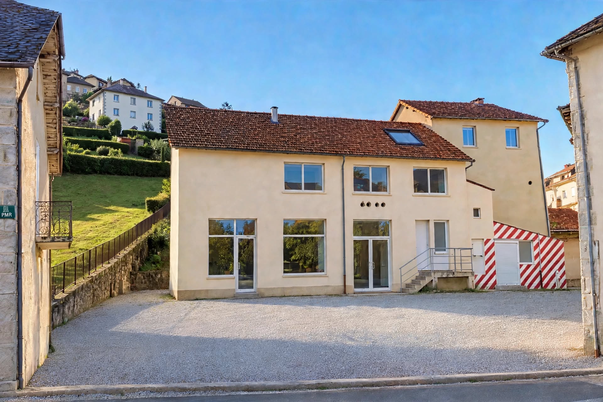 au rez de chaussé d'un IMMEUBLE EN PIERRE
150 m2 aménagé avec 
un coin bureau equipé 
et un coin pour monte charge isolé du magasin
entrée indépendante 
chauffage électrique de grande capacité
systeme d alarme

au sous sol les murs et le plafond sont isolés en liege avec finition crépi lisse
le plancher est en béton
électricité monophasé et tri phasé
un coin indépendant wc lavabo et douche
un coin indépendant ancienne chambre froide
accès par escalier en beton et monte charge tres solide

a aménager suivant vos envies pas de fond de commerce
le monte charge peut se remettre en route voire se transformer en ascenseur

APPELER APRES 20 h 30 OU LE WEEK END