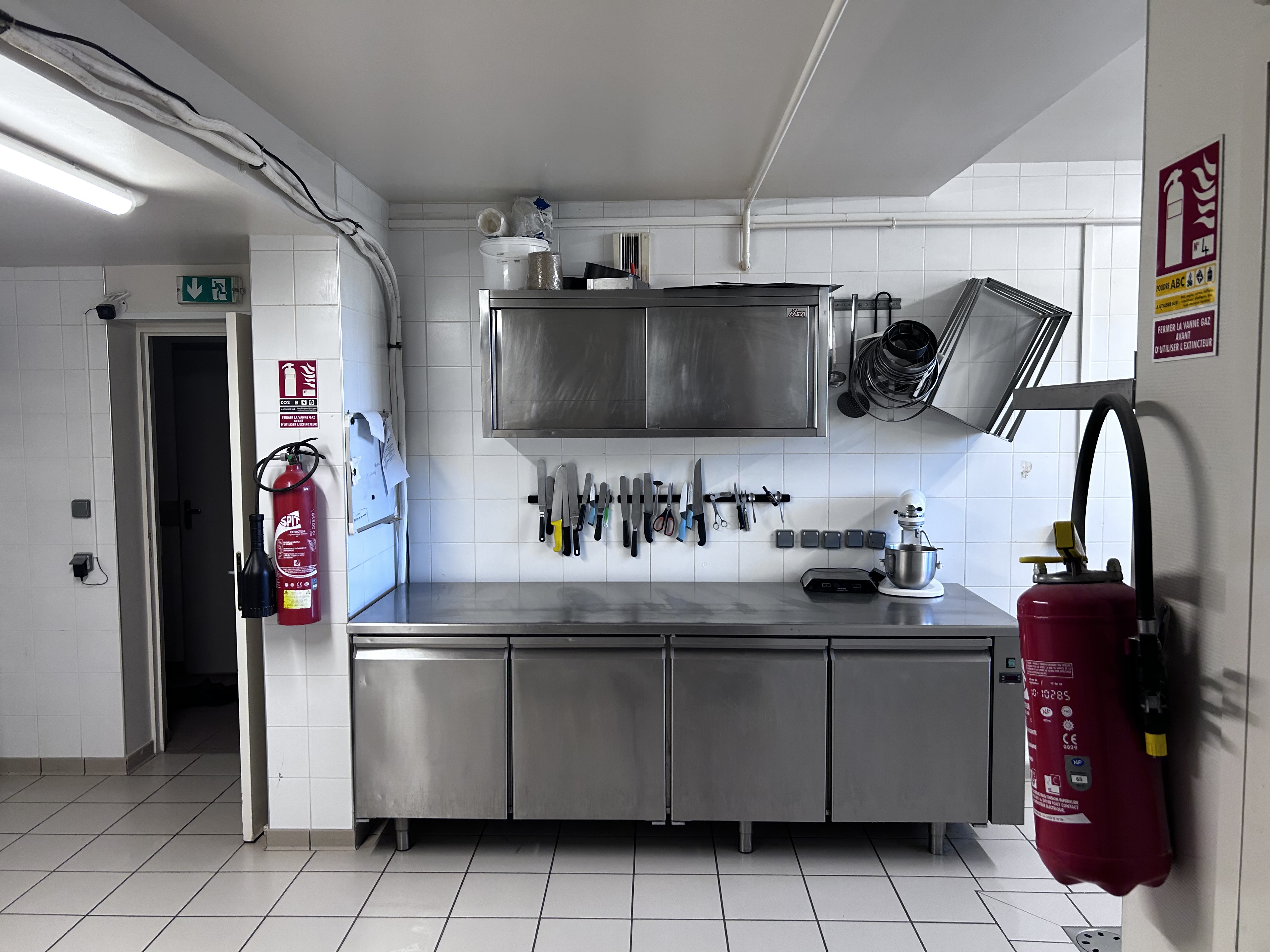 À VENDRE – Fonds de commerce Boulangerie/Pâtisserie à Étrez (01)

L’Atelier du Pain – Opportunité rare : seule boulangerie du village, clientèle fidèle et cadre de vie paisible

Située à Étrez (01340), charmant village dynamique de l’Ain, L’Atelier du Pain est la seule boulangerie-pâtisserie du secteur. Ouverte depuis 2020, elle bénéficie d’une clientèle fidèle toute l’année, renforcée par une affluence touristique estivale grâce à la proximité du camping La Plaine Tonique.

Une affaire saine, clé en main, avec un excellent potentiel de développement, idéale pour un couple de professionnels ou une reconversion.

⸻

Les points forts du commerce
	•	Local en excellent état – Peintures refaites en 2024, aucun travaux à prévoir
	•	Surface totale de 223,93 m² :
	•	Espace de vente : 36,41 m²
	•	Espace multiservices : 15,83 m²
	•	Labo de production : 76,32 m²
	•	Réserves, vestiaires, sanitaires : 95,37 m²
	•	4 places de parking privatives
	•	Pas de logement sur place, mais possibilité d’occuper l’appartement attenant si celui-ci se libère (priorité donnée au repreneur)

⸻

Matériel & équipements
	•	Four à pain neuf (2020)
	•	Chambre froide neuve (2022)
	•	Magasin refait en 2020
	•	Autres équipements achetés d’occasion mais en très bon état
	•	Aucun investissement nécessaire pour démarrer immédiatement

⸻

Chiffres & fonctionnement
	•	Chiffre d’affaires 2024 : 216 000 €, en hausse constante depuis l’ouverture
	•	Structure actuelle : 2 gérants + 1 vendeuse
	•	Activité stable avec clientèle locale + afflux saisonnier de touristes

⸻

Fort potentiel de développement

Plusieurs axes concrets de croissance :

1. Storengy Étrez – site industriel majeur à proximité (stockage de gaz naturel)

Possibilités de partenariats : livraisons de petits-déjeuners, snacking pour les salariés ou événements d’entreprise

2. Tourisme (camping & gîtes) – camping La Plaine Tonique et nombreux gîtes alentours

Idéal pour proposer des paniers petit-déjeuner, formules snacking, partenariats avec hôtes Airbnb

3. L’Écrin – tiers-lieu communal

Opportunité de fournir buffets, goûters ou animations gourmandes lors d’événements culturels, ateliers, réunions

4. Tissu associatif local très actif

Clubs de sport, pompiers, associations rurales, fêtes communales : autant de relais pour développer la visibilité et les commandes groupées

⸻

Conditions de vente
	•	Prix demandé : 150 000 € (fonds de commerce) – négociable
	•	Possibilité d’accompagnement personnalisé après la vente
	•	Vente pour projet personnel, non pour cause économique

⸻

Vous cherchez une affaire rentable, bien implantée, dans un cadre rural attractif avec une vraie qualité de vie ?
L’Atelier du Pain est une opportunité rare à ne pas manquer.