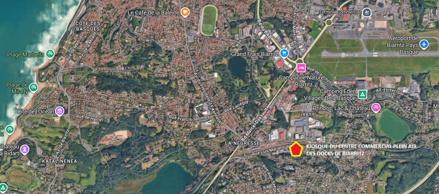 Sur un très bel emplacement au centre commercial des docks de Biarritz, entouré de commerces de qualité (boulangerie, primeur, bar...), nous vous proposons d'être un acteur local en devenant kiosquier « presse – loto – multiservices ».

En tant que gérant indépendant enregistré au Registre du Commerce (non salarié, SAS, SASU, SARL, EURL, EI, micro-entreprise…), vous animerez le kiosque situé 44 rue Luis Mariano.

Idéal pour un complément de revenu, les retraités sont les bienvenus.

Vous disposerez de ce kiosque sans droit d’entrée, sans investissement dans un pas de porte ou fonds de commerce avec de faibles charges :

Loyer 320€ HT mensuel, dépôt de garantie 1152 € encaissé
Electricité
Assurance
Routeur ou box 4G
Caisse informatisée spécifique à la presse(Strator, Bimedia, JDC…): entre 80 et 100€/mois
Un fond de roulement/trésorerie de 5000€ est conseillé pour votre fonctionnement
Contrat de 2 ans renouvelable

Un agrément de diffuseur de presse en effectuant une formation obligatoire vous sera délivré (elle est payante, en présentielle ou à distance. Le dépôt de presse BAYONNE DIFFUSION PRESSE vous indiquera les conditions et le métier, et il vous livrera quotidiennement les journaux.

Un autre dossier sera à présenter pour les jeux ( “la Française des Jeux/FDJ”). Prévoyez 2 mois minimum avant une ouverture(avec les jeux).

Les activités exercées sont principalement, la presse :

Presse nationale(23%) et régionale(14%)
Les jeux de la Française des jeux (FDJ): jeux de grattage, tirage (5%)
Les souvenirs, les cartes postales, librairie, petits relais colis, bimbeloterie souvenirs, transfert d'argent (Western Union...)

Néanmoins, si vous aviez des idées d'activités en plus de celles proposées (artisanales par exemple), faites moi en part, nous étudierons les idées avec la direction du centre.

Vos revenus proviendront des commissions

Les horaires sont en général de 8h à 13h ; vous pourrez fermer le lundi par exemple ce qui vous ferait une pose de 1.5 jours (dimanche après-midi et lundi)
Aussi, à voir ensemble mais vous pourriez ouvrir que les matins en basse saison et en journée à la belle saison. Ne prévoyez pas de salarié.

LIBRE dès le 1er octobre 2026

Je reste à votre écoute pour vous apporter plus de détails.