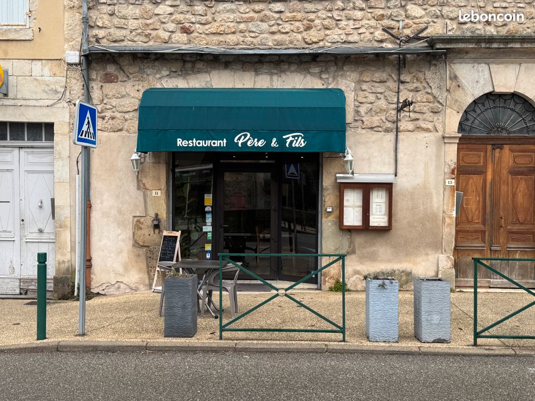FONDS DE COMMERCE OPPORTUNITÉ DE REPRISE Situé dans un village médiéval touristique, ce restaurant bénéficie d’un environnement et d'une localisation attractifs mêlant clientèle locale fidélisée et flux saisonnier important. L’établissement développe un véritable univers de restauration avec une salle de 42 m² environ, offrant un cachet et une ambiance chaleureuse très appréciée de la clientèle. À cela s’ajoute deux terrasses : l'une devant le restaurant et l'autre en bord de rivière constituant un réel levier de fréquentation et de développement en période estivale. L’exploitation dispose actuellement d’une capacité d’environ 35 couverts en intérieur et 45 couverts en terrasse. L’agencement professionnel est fonctionnel, comprenant un espace bar, une cuisine d’environ 23 m² environ, un coin plonge indépendant de 16 m² environ, sanitaires et remise. L’outil de travail est immédiatement opérationnel avec matériel professionnel et agencements permettant une reprise sans travaux. L’établissement bénéficie également d’un stationnement facilité grâce à un grand parking gratuit situé à proximité immédiate, constituant un véritable atout pour la clientèle locale comme touristique. Le bail commercial en place présente un loyer particulièrement attractif d’environ 550 € mensuels, avec la possibilité de louer un grand garage supplémentaire pour 170 euros par mois. Affaire adaptée à un couple de professionnels, à une première installation ou à un restaurateur souhaitant développer un établissement à forte identité dans un secteur touristique reconnu.

Demander une visite
