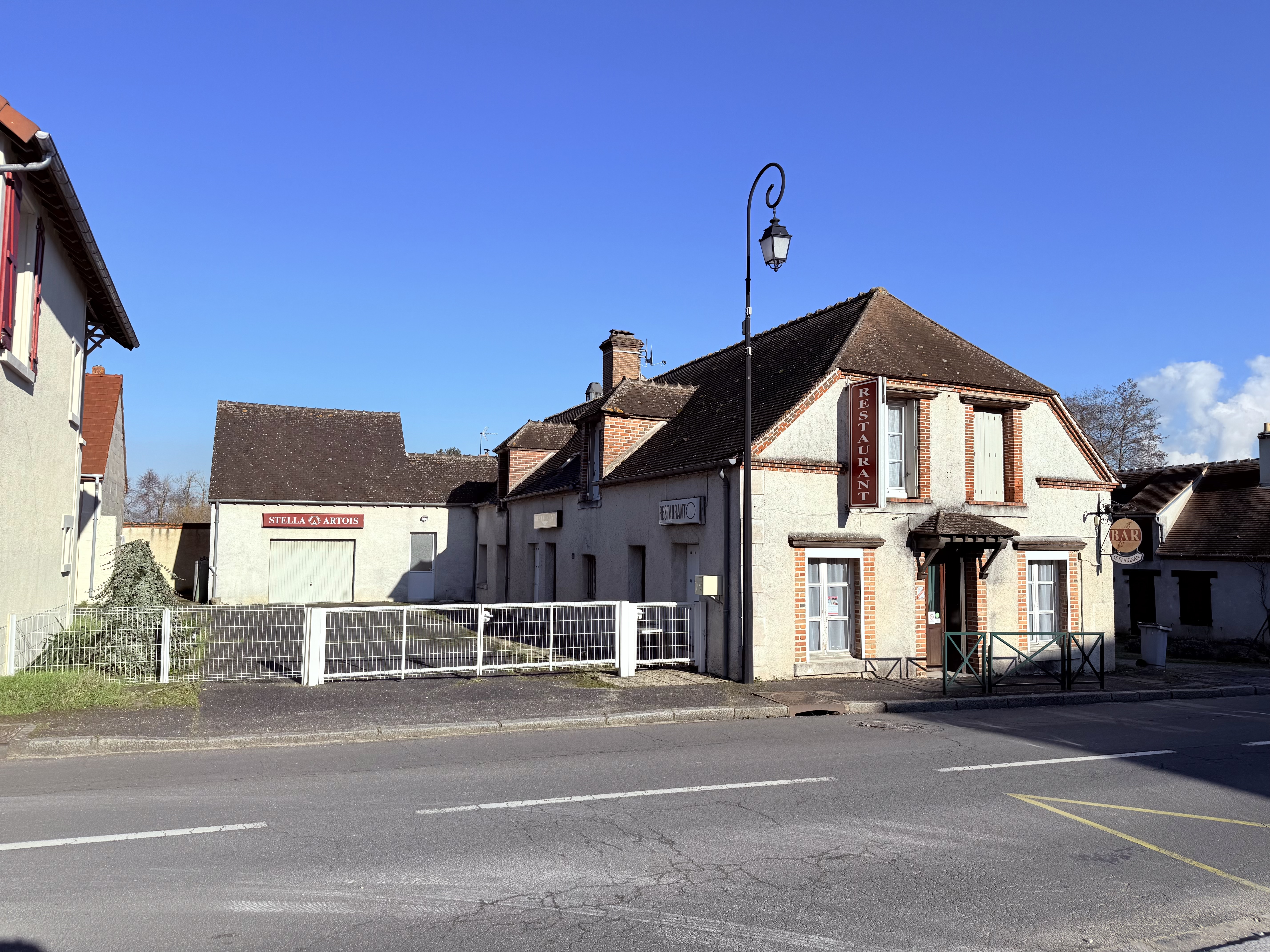 Vous rêvez de gérer votre propre restaurant-bar et de dynamiser un village ? Saint-Aignan-le-Jaillard (Loiret, Centre-Val de Loire) recherche son nouvel exploitant pour relancer son restaurant-bar avec Licence IV, unique commerce du village. Un établissement prêt à fonctionner, avec logement inclus et un fort potentiel de développement !

🔹 📍 Un cadre idéal pour réussir

✅ Emplacement stratégique en bordure de la D951, 2 000 véhicules/jour
✅ Proche d’une ville de 5 000 habitants et de plusieurs industries
✅ À proximité de la Loire à Vélo (75 000 cyclotouristes/an)
✅ Nombreuses propriétés de chasse et potentiel pour une activité traiteur

🔹 🍴 Un restaurant prêt à reprendre

✅ Capacité de 50 à 60 couverts, 3 salles et grande terrasse goudronnée
✅ Cuisine équipée (matériel 2023) et bar rénové
✅ Licence IV incluse
✅ Logement de 4 pièces compris dans le bail

🔹 🚀 Une opportunité unique pour un projet dynamique

✅ Clientèle locale et de passage à capter
✅ Possibilité de développer des services complémentaires (épicerie, dépôt de pain, relais colis, événements…)
✅ Soutien de la municipalité pour un projet sérieux et structuré

💼 📑 Conditions

📜 Bail commercial 3/6/9
💶 Loyer attractif : 600 €/mois (logement inclus)
🔒 Dépôt de garantie : 3 mois
💰 Droit au bail : 0 €

📩 Rejoignez l’aventure !

📧 st-aignan_mairie@orange.fr
📞 02 38 36 26 07

📢 Envie de changer de vie ? De vous lancer dans un projet qui a du sens ? Ce restaurant vous attend ! 🚀

🔄 À partager !