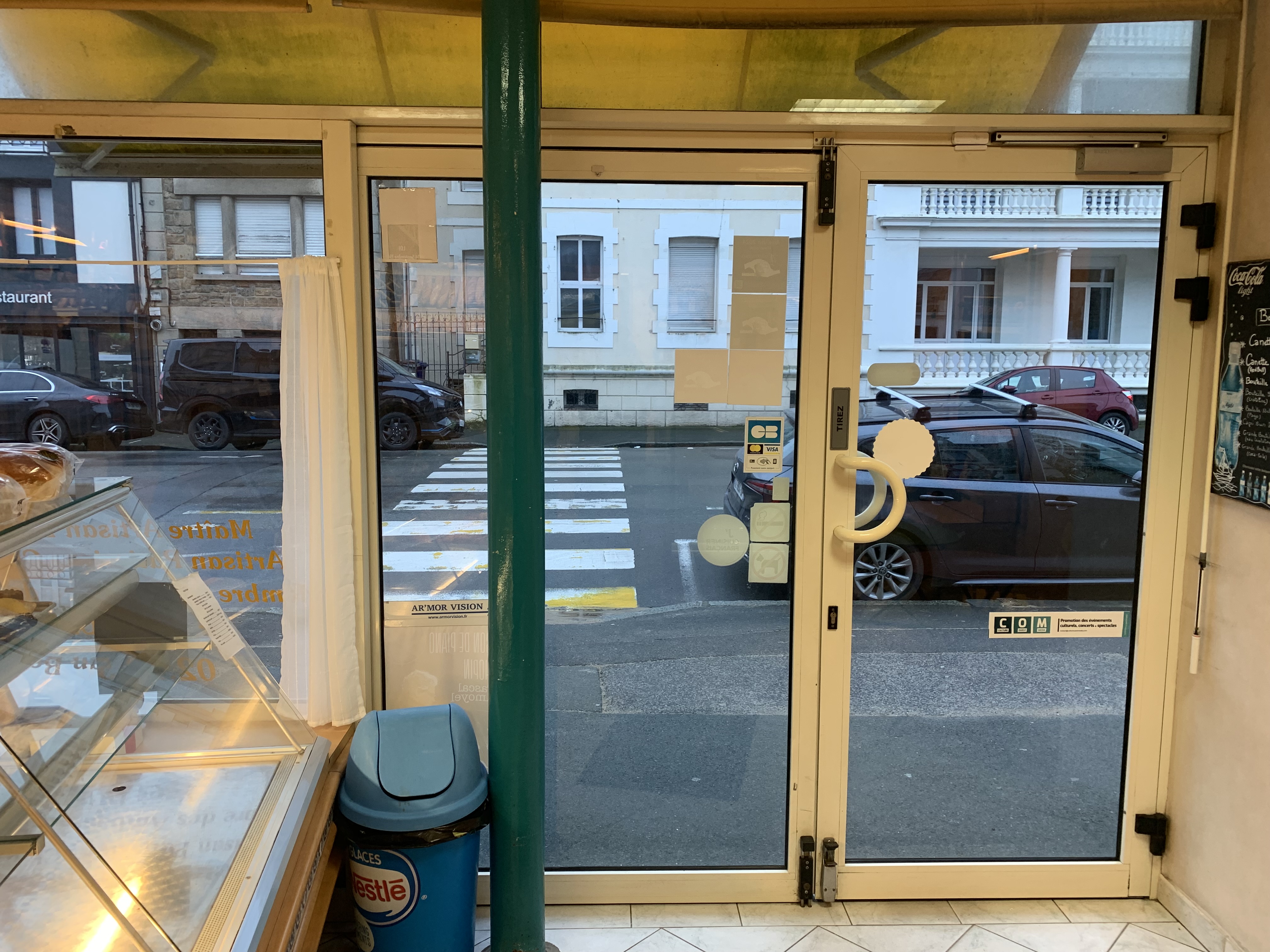 Bonjour à tous , 
Je vends ma boulangerie pâtisserie 
À saint Malo 
Le matériel est à 4 ans 
Très bon emplacement 50 mètre de la plage 
Produit régionaux et autres produits suivants votre régions 
Venez découvrir le commerce 
Écrivez moi 
M Durand