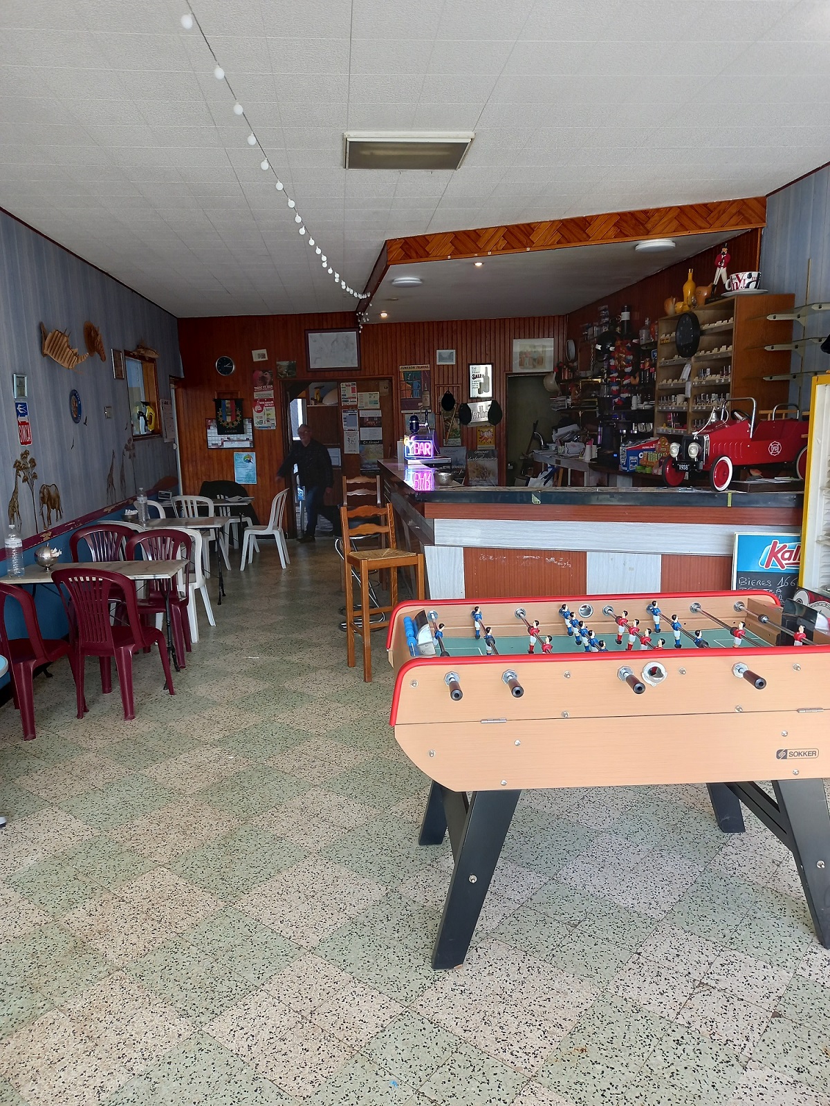 Bar et restaurant proposant une cuisine traditionnelle (menus ouvriers) avec débit de tabac.

Le bien comprend également au 1er étage une surface hôtelière (9 chambres) non exploitée depuis 2009 ainsi qu’un appartement sur place.

Surfaces du bien : 

Bâtiment principal sur 3 niveaux (combles / grenier à aménager) dont environ 500 m² de surface utile, et annexe bâtie de 90 m d’un seul tenant (2 garages, 1 local chaufferie, 1 réserve, 1 sanitaire et 1 appentis fermé) donnant sur une cour intérieure (90 m²) et 1 terrain nu attenant à l’arrière, constructible (960 m²) et accessible depuis la voie publique.
- RDC bar-restaurant-tabac comprenant : sas d’entrée et baies vitrées (sécurisées avec rideau roulant), 1 grande salle de bar (80 m²) avec comptoir et espace de vente tabac, 1 salle de restauration (40 m²) avec baies vitrées, 2 WC dont 1 accessible PMR, 1 grande salle de réception/banquets de 90 m² avec scène, 1 cuisine lumineuse et équipée (mixte gaz/électrique) de 30 m².
- 1er niveau ancien hôtel avec accès indépendant du restaurant, comprenant : 9 chambres d’hôtel, retirées de la rue, à rénover (12 m² chacune avec évier et bidet) avec sanitaire commun, ainsi qu’un appartement de 80 m² (sas d’entrée, 3 chambres, 1 buanderie, 1 séjour et salon et 1 cuisine).
- 2ème niveau combles / grenier sur 80 m², accessibles depuis l’appartement, intégralement à transformer, selon besoins.

Chauffage : ensemble chauffé au fioul avec chaudière en bon état de fonctionnement et 2 cuves (1000 l et 5000 l)

Stationnements : emplacement privé côté rue principale et sur le côté et la cour intérieure du bâtiment, et parking public de grande capacité à 30 m.

Bâtiment raccordé à l’assainissement collectif, desservi par la fibre optique, avec bonne couverture mobile 4G.

Localisation :

Unique établissement de restauration, idéalement placé en cœur de bourg, facilement identifiable, au carrefour d'axes de circulation importants.
La commune (360 habitants) est une petite ville rurale traversée par le Thaurion, rivière bien connue des pêcheurs, et entourée de bois et vallons, avec un château privé du XVème siècle inscrit aux Monuments Historiques.
Présence de commerces et services (épicerie, boulangerie / pâtisserie, boucherie, cabinet médical, pharmacie, tiers-lieu, artisans, école et bibliothèque, Poste).

Accessibilité en voiture : 

- Point de passage obligé vers le Lac de Vassivière (à 35 min) et le Parc Naturel Régional de Millevaches
- 10 min de la cité médiévale de Bourganeuf
- 20 min de Guéret (Préfecture)
- 25 min d'Aubusson (Cité Internationale de la Tapisserie)
- 1 h de Limoges
- 1h30 de Clermont Ferrand

Conditions d'acquisition :

Murs et fonds en vente pour cause de retraite.
Prix de vente total à 150 000 €
- les murs et le terrain nu constructible (propriété SCI) à 100 000 €
- le fonds de commerce (Entreprise Individuelle) à 50 000 € (licence IV, licence petit restaurant et tabac compris).

Bilans et comptes de résultats à disposition.
Pas de personnel à reprendre.
La reprise de l'activité de tabac n'est pas une condition à la vente de l'ensemble.

Caractéristiques / Atouts :

- Bourg au cadre de vie agréable et idéalement placé, avec très faible concurrence de restaurateurs à moins de 15 mn.
- Exonérations Fiscales France Ruralités Revitalisation.
- Accompagnements techniques et financiers publics possibles, dont Communauté de communes avec subventions à la reprise (jusqu'à 50 000)