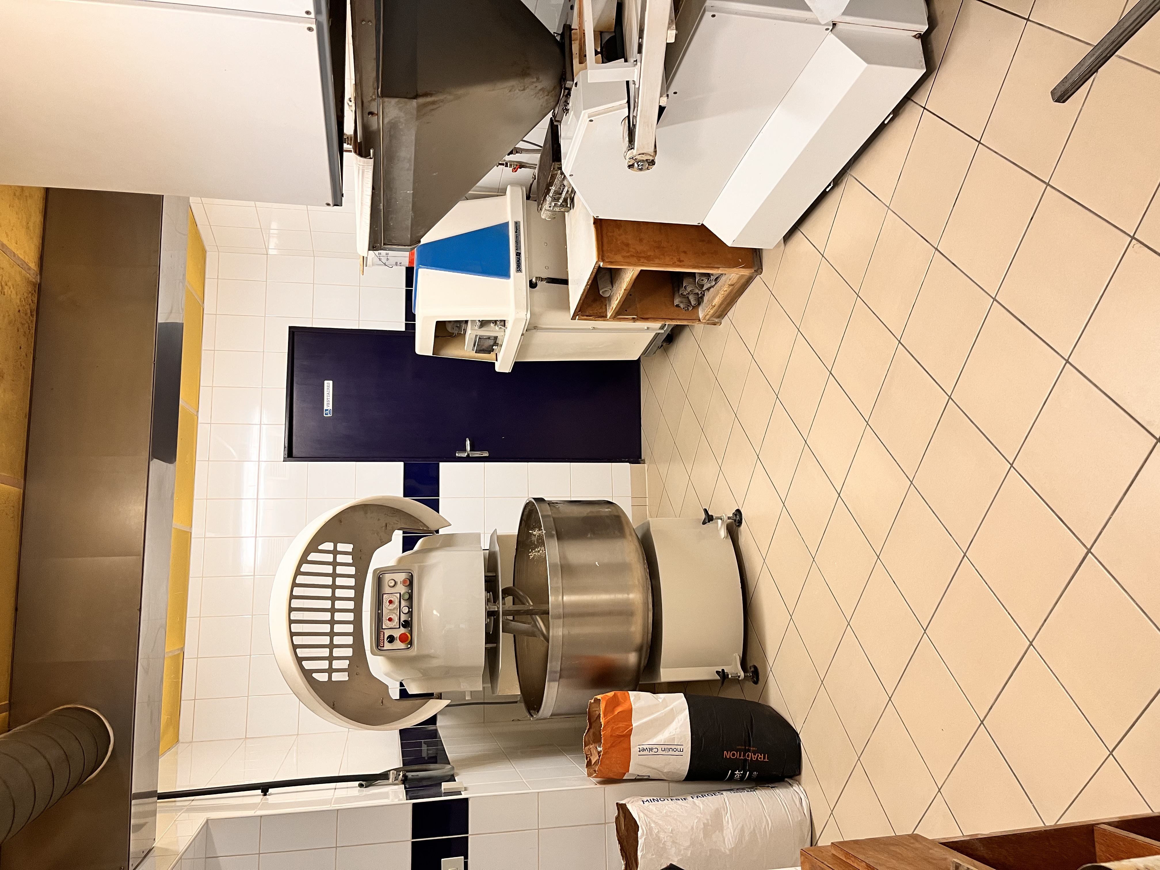 Lien de l'annonce de la chambre des métiers :

https://www.transentreprise.com/offres/fiche/NAQ260656A/boulangerie-artisanale/nouvelle-aquitaine/correze/tulle-et-arrondissement


À vendre – Boulangerie artisanale – Soursac (Corrèze) – Cause retraite.

Située en plein cœur de Soursac, en Corrèze, la Boulangerie Raynal, en activité depuis 1987, est mise en vente pour cause de départ à la retraite.

Entreprise bien implantée localement, avec une clientèle fidèle et une solide réputation dans la région.  

Exploitée depuis 1987 et bénéficiant d’une solide réputation locale. Clientèle fidèle, activité stable et rentable : chiffre d’affaires 2024 HT : 146 033 euros. Le fonds comprend un ensemble complet de matériel en très bon état (peseuse, 2 chambres de fermentation, tour réfrigéré, etc.). Locaux en parfait état avec diagnostic hygiène réalisé. Possibilité de louer l’appartement situé au-dessus ou de racheter les murs si souhaités.

Prix du fonds : 90 000 euros.

Loyer du fond : 550 euros.

Accompagnement possible par le cédant. Idéal pour un couple de repreneur souhaitant s’installer dans une commune paisible avec un outil de travail prêt à l’emploi.