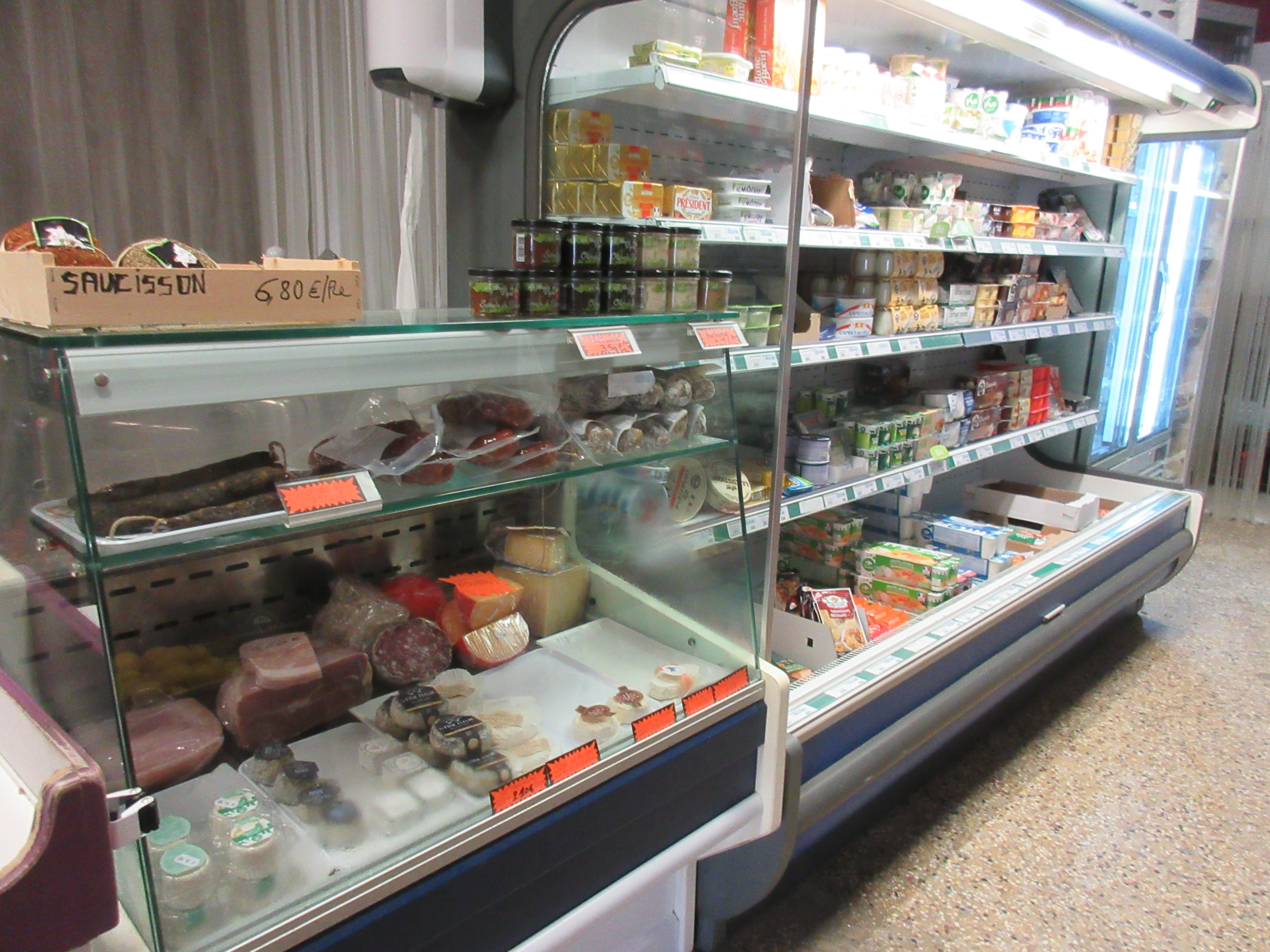 À vendre fonds de commerce de la seule épicerie du village, située en Drôme provençale, au pied d’un château médiéval
Un emplacement exceptionnel, au cœur de la vie locale.
Village dynamique de 2 600 habitants, avec une clientèle fidèle toute l’année et une forte fréquentation touristique en saison.

Le commerce :
Épicerie de proximité bien implantée
Sous enseigne Proxi pouvant être supprimée
Fruits & légumes, produits du quotidien, découpe, surgelés, boissons fraiches, glaces à l'unité
Excellente notoriété
Activité saine et rentable
Chiffre d’affaires supérieur à 300 000 €

Le + rare :
Appartement de 70 m² au-dessus du magasin, idéal pour une qualité de vie optimale et une vraie installation sur place.

Les atouts :
Seul commerce alimentaire du village
Emplacement central et visible
Parking

Accompagnement pour la reprise
Potentiel de développement
Idéal pour un projet de vie, une reconversion.