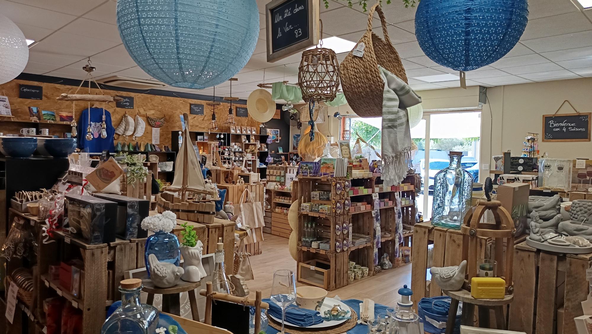 Vous souhaitez reprendre un commerce clé en main, bénéficiant d’un emplacement attractif et d’un réel potentiel de développement ?

Découvrez cette boutique de décoration, objets cadeaux et univers de la maison et créations artisanales idéalement située au cœur de la zone d’activités de Carnoules ( ZAC du Collet ) dans un environnement commercial dynamique.

La zone bénéficie d’une belle fréquentation grâce à la présence de nombreuses enseignes et commerces complémentaires : Biocoop, Pizza Drive, opticien, tabac-presse, boulangerie, boucherie, fleuriste, caviste, friperie, restaurant, etc.

Un local agréable et immédiatement exploitable.

La boutique dispose d’une surface totale de 90 m², répartie comme suit :

66 m² d’espace de vente
24 m² de réserve
Toilettes
Local entièrement refait à neuf
Espace très lumineux, fonctionnel et accueillant

Le commerce est prêt à poursuivre son activité sans travaux à prévoir.

Prix du loyer mensuel : 1265€

En complément de l’activité actuelle, plusieurs pistes peuvent permettre de développer la fréquentation et le chiffre d’affaires :

Possibilité de maintenir ou développer une activité de relais colis (actuellement UPS)
Possibilité de partager une partie du local avec des créateurs, artisans ou activités complémentaires, afin de mutualiser l’espace, accroître la visibilité et créer une offre plus diversifiée
Potentiel de développement de nouvelles gammes de produits ou services autour de l’univers de la maison, du cadeau et de la création


Les atouts de cette opportunité :

- Emplacement stratégique en zone d’activités
- Excellente visibilité et accès facile
- Stationnement à proximité
- Local rénové, lumineux et immédiatement exploitable
- Clientèle existante et fidèle
- Environnement commercial dynamique
- Plusieurs possibilités de diversification et de développement

Une belle opportunité pour un commerçant, créateur, artisan ou porteur de projet souhaitant reprendre une activité existante et s’installer dans un secteur dynamique du Var.

Pour obtenir davantage d’informations ou organiser une visite, contactez moi.