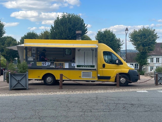 Une opportunité à saisir
Vous rêvez de vous lancer dans la restauration mobile avec un concept éprouvé et une clientèle fidèle ? Ce camion pizza au feu de bois est fait pour vous ! Situé dans un cadre naturel préservé, à proximité des axes routiers majeurs (RN 145 à 20 km), ce fonds de commerce est une opportunité unique pour reprendre une activité rentable et bien implantée.

🚚 Le camion : un outil prêt à l’emploi

Véhicule Fiat de 2011 (153 000 km), révisé régulièrement et entièrement équipé :
Four à pizza au bois
Frigo 3 portes et vitrine réfrigérée pour boissons
Saladette, placard de maintien au chaud et rangements pour vaisselle
Étagères et lave-main

Laboratoire installé au domicile, matériel à reprendre : allongeuse, pétrin, diviseuse, chambre froide (2m x 3m), tables et étagères inox.

📍 6 emplacements stratégiques
Le camion est positionné du mardi soir au dimanche matin et soir sur 6 communes dynamiques de l’Est Creuse : Gouzon, Ajain, Parsac, Ahun, Jarnages et Chénérailles.

Les atouts :
- Clientèle locale et de passage fidélisée
- Emplacements raccordés à l’électricité
- Environnement naturel et touristique attractif

-> Chiffres clés
Prix de vente du fonds et du matériel : 48 000 €
Chiffre d’affaires N-1 : 78 532 €
Activité stable et rentable, idéale pour un démarrage serein.

Les cédants proposent un accompagnement complet pour assurer une transition en douceur :
Formation à la maîtrise du four à bois
Transmission du savoir-faire et de l’expérience
Présentation au réseau de clients locaux.