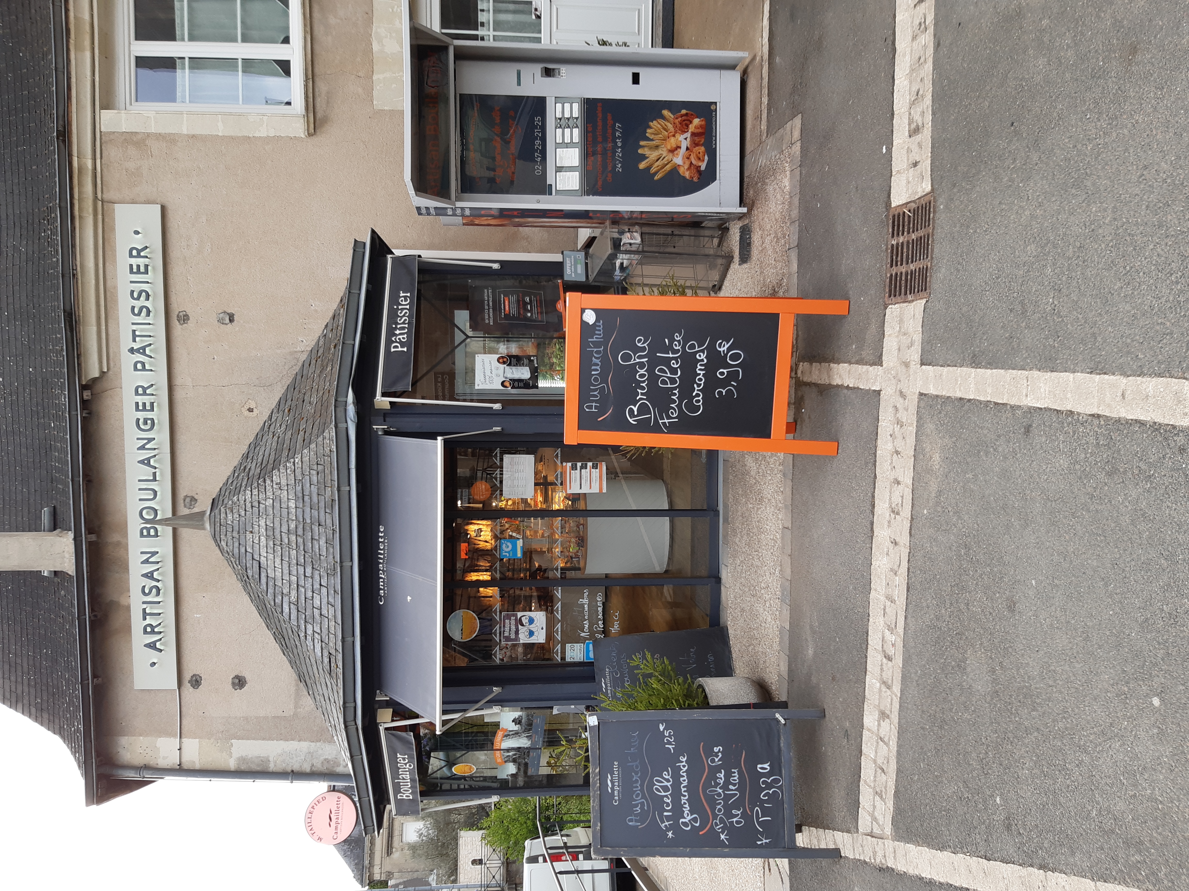 Cause retraite avant décision radicale, Boulangerie Pâtisserie à céder à un couple de gérant désirant se créer une carrière personnelle à sa propre image.
Commerce tenu et entretenu au mieux possible pendant 30 ans dans un secteur regroupant plus de 2500 habitants sans concurance direct.
Logement et local pro en bon état. 
Candidat sérieux prendre contact.