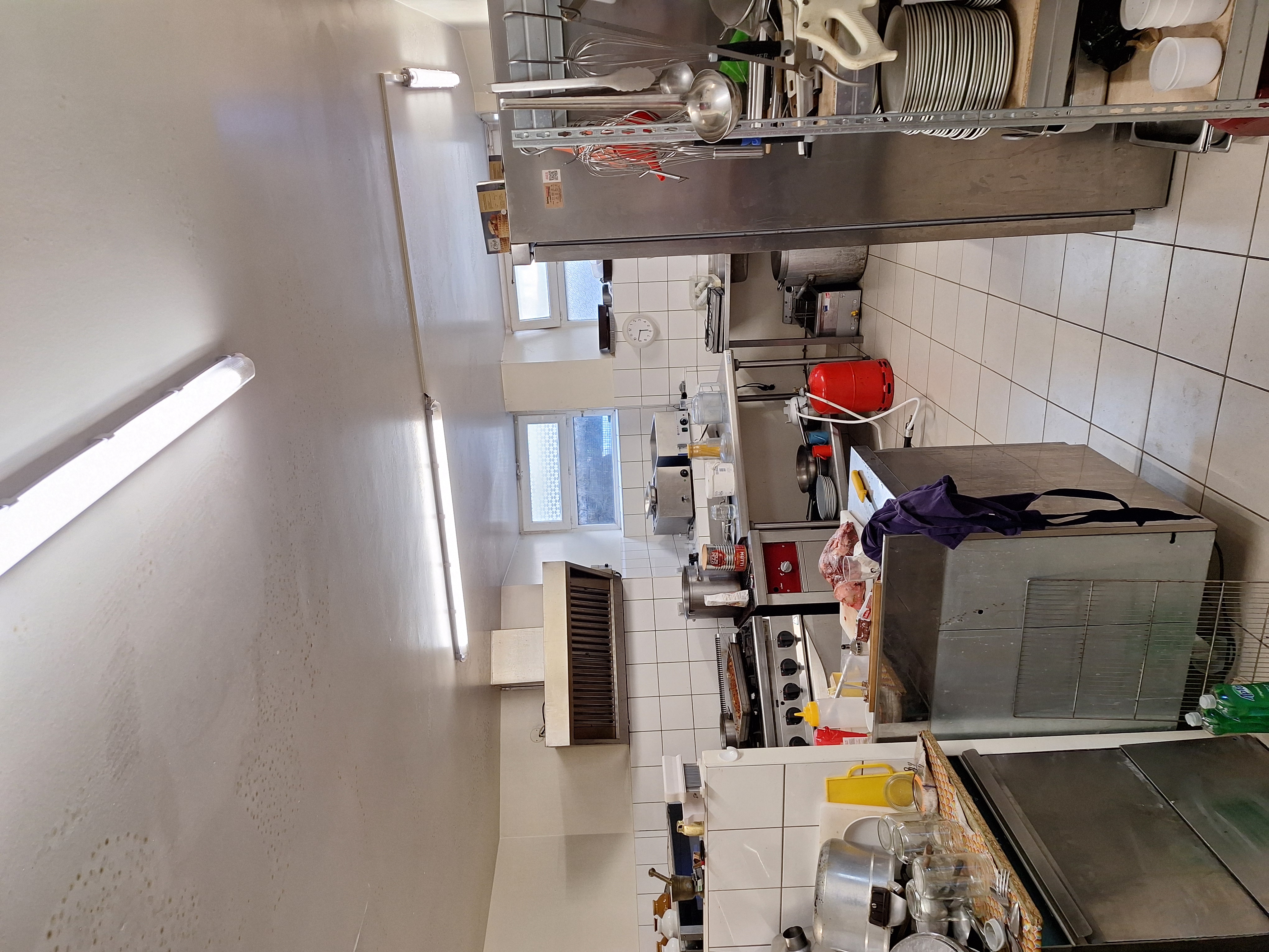 À vendre pour cause de retraite, à chaudeyrolles en Haute Loire restaurant/bar (actuellement le Bistrot du Mézenc) licence IV et matériel attenants aux murs, restaurant (label bistrot de pays ) situé au pied du mont MEZENC à 1300 mètres d'altitude, restauration cuisine traditionnelle et locale, petite épicerie avec produits locaux, cuisine équipée, réserve attenante à la cuisine, bar, la salle peut accueillir 44 couverts et une terrasse équipée  d'environ 30 couverts, 
Possibilité de plus de photos sur demande et pour tout autre renseignement contactez
 M VIAU GERARD,merci de laisser un message.