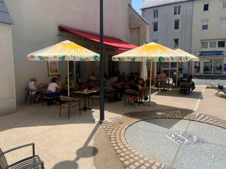 Description
Dpt Tarn (81), à vendre LACAUNE Bar - Brasserie

Opportunité Exceptionnelle à Saisir !

Vous recherchez une affaire florissante dans un cadre pittoresque ? Ne cherchez plus ! Nous avons le plaisir de vous présenter ce magnifique fonds de commerce d'un bar-brasserie avec PMU et Française des Jeux, accompagné de la vente des murs, situé au cœur d'un village touristique. 
Lacaune les bains 90km (1h15mn) de la méditerranée et 200 km des Pyrénées

Description des Locaux :

Rez-de-chaussée : Le bar-brasserie, aménagé avec goût, offre une capacité d'accueil de 60 places à l'intérieur et 50 places en extérieur sur une splendide terrasse agrémentée d'une fontaine d'eau. La cuisine traditionnelle et la restauration rapide ravissent une clientèle habituée locale, familiale et touristique de passage.
Premier Étage : Un appartement de type T2, parfait pour le propriétaire ou le gestionnaire.
Deuxième Étage : Un appartement de type T3, idéal pour un investissement locatif ou un logement de fonction.
Potentiel de Développement :

Avec son emplacement privilégié au sein d'un village touristique, cette affaire offre un fort potentiel de développement. Que ce soit par l'organisation d'événements, l'extension des horaires d'ouverture ou la diversification de l'offre, les possibilités sont nombreuses pour augmenter le chiffre d'affaires et la rentabilité de l'établissement.
Points Clés :

Emplacement de choix dans un village touristique
Clientèle locale, familiale et touristique de passage
Infrastructure complète avec bar, brasserie, PMU et Française des Jeux
Belle terrasse extérieure avec fontaine d'eau
Cuisine traditionnelle et restauration rapide
Appartements T2 et T3 inclus dans la vente des murs

Prix murs et fonds 436 000

Possibilité d'acquérir uniquement le fonds de commerce 218 000