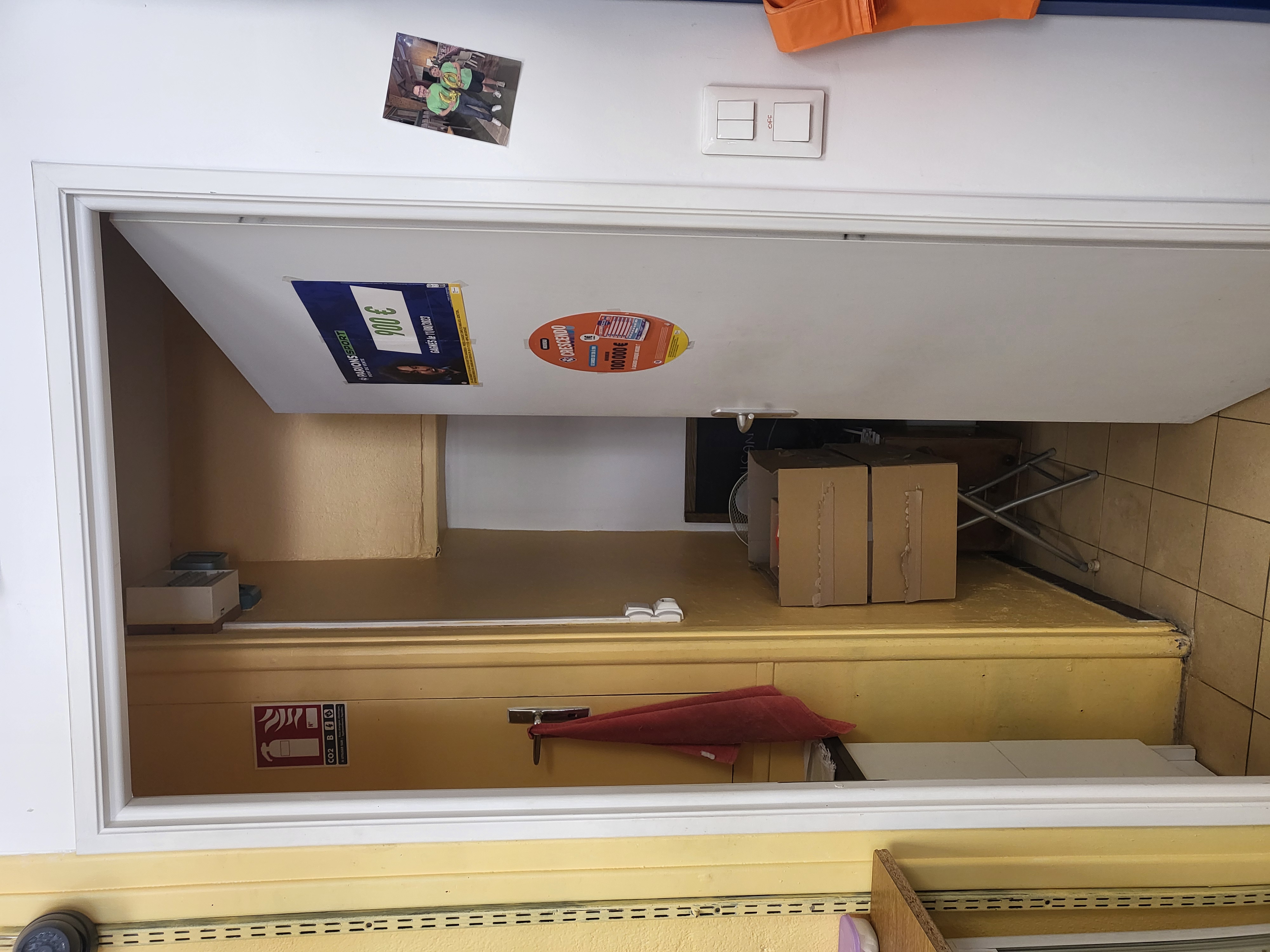 Fonds de commerce à vendre dans le très joli village médiéval d'Auzon : Auzon se trouve dans le département de Haute-Loire, au cœur de la région Auvergne-Rhône-Alpes. Rattachée à l’intercommunalité CC Auzon Communauté, la commune s’étend sur une superficie de 17 km² et abrite 858 habitants.  
Ce tabac, presse jeux, livres, salon de thé (en terrasse), bimbeloterie... est à reprendre et à développer au gré des envies. Il est exploité depuis 2021 par la commerçante, et se situe à l'entrée du village, sur un très bon emplacement, face à un grand parking gratuit totalement rénové.
Dans un local de 20m², au loyer raisonnable (250 € mensuel)  l'exploitante a installé tous les aménagements et le mobilier nécessaires aux activités commerciales qu'elle développe.
La clientèle vient à la fois du village et des villages environnants. Une clientèle touristique vient en été, attirée par les activités nature et par la découverte du très beau patrimoine de ce village labellisé "petite cité de caractère". Des animations se tiennent au printemps et en été (braderie, fête médiévale) qui attirent des curieux dans le village.
Activité pouvant convenir à un couple en recherche d'un revenu complémentaire.
Prix du fonds de commerce : 20 000 € - Stock : entre 1500 et 5000 € en fonction de la saison.
Contact : Sandrine MARINIER - Tél : 04 71 77 26 29