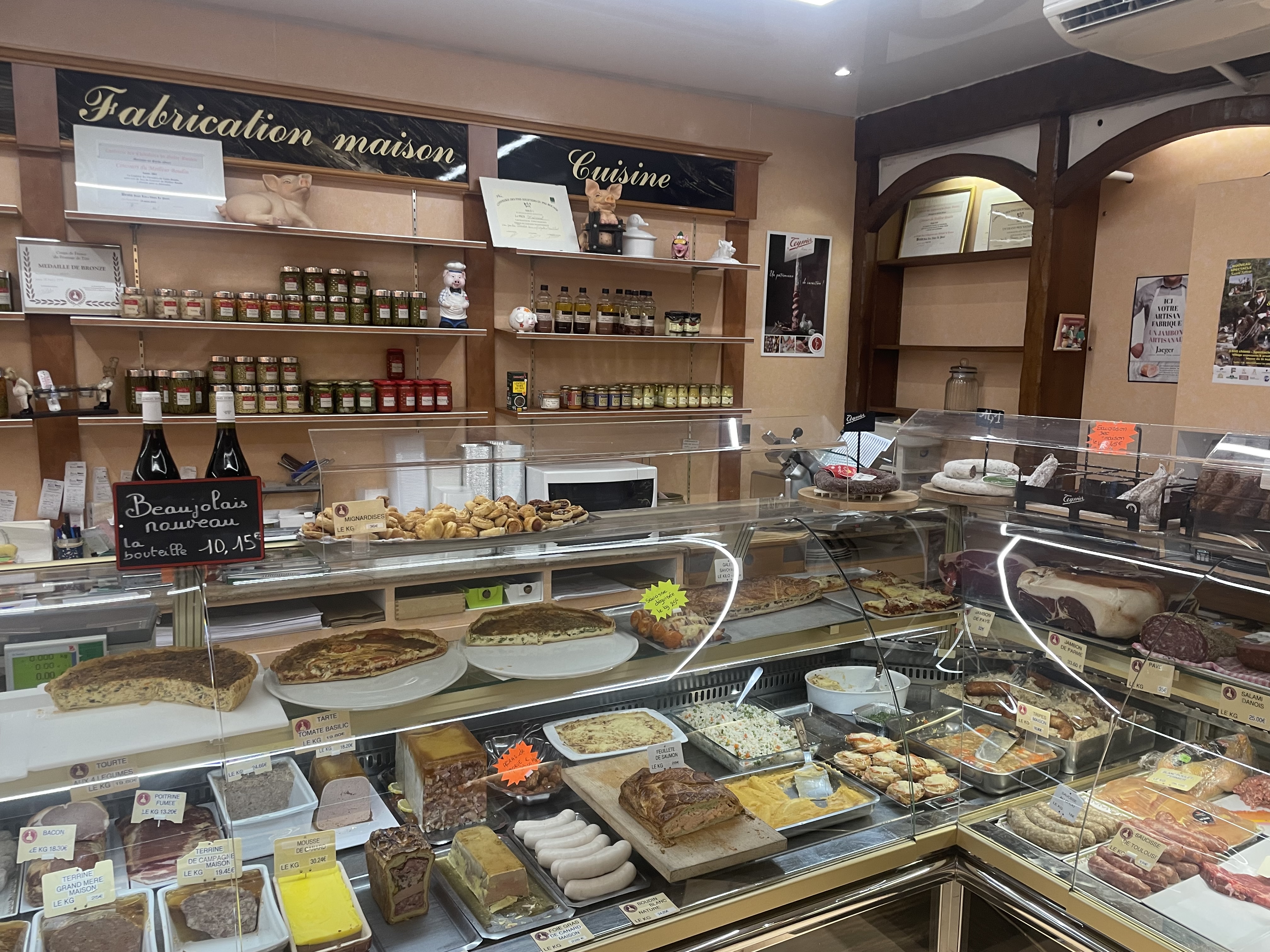 Secteur Melun, dans ville pavillonnaire proche tous commerces, Une Fonds de cuisine -traiteur à céder comprenant boutique, laboratoire et réserve en sous-sol avec accès par un escalier intérieur, possibilité de développement en boucherie forte demande dans le secteur.
Réalise un CA d'environ 450.000€ HT avec un loyer de 12.000€/an HT/HC Fermeture hebdomadaire le dimanche et lundi.
Affaire rare dans le secteur à développer.