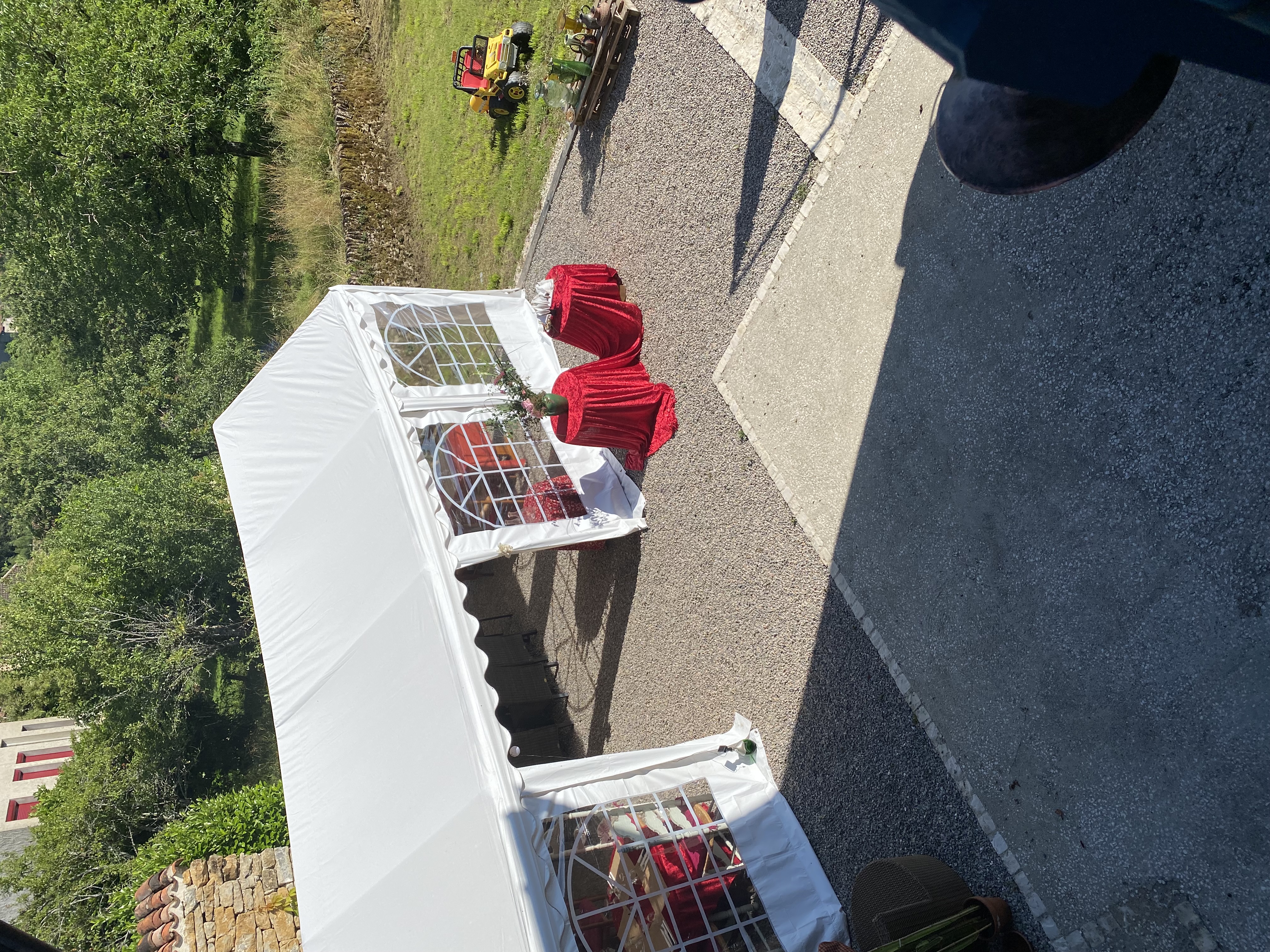 ancien presbytère dans le lot entre rocamadour et Padirac ,,restaurant sur deux niveaux,50,places à l’intérieur,50places à l’extérieur,le restaurant est entièrement rénové,et complètement équipé également une grange attenante au restaurant de 50 m2,,possibilité d’une épicerie ou autre brocante,par exemple,situé au cœur du village ,une belle clientèle est attachée au restaurant,mais pour des problèmes de santé ,nous sommes obligés de vendre notre fond de commerce