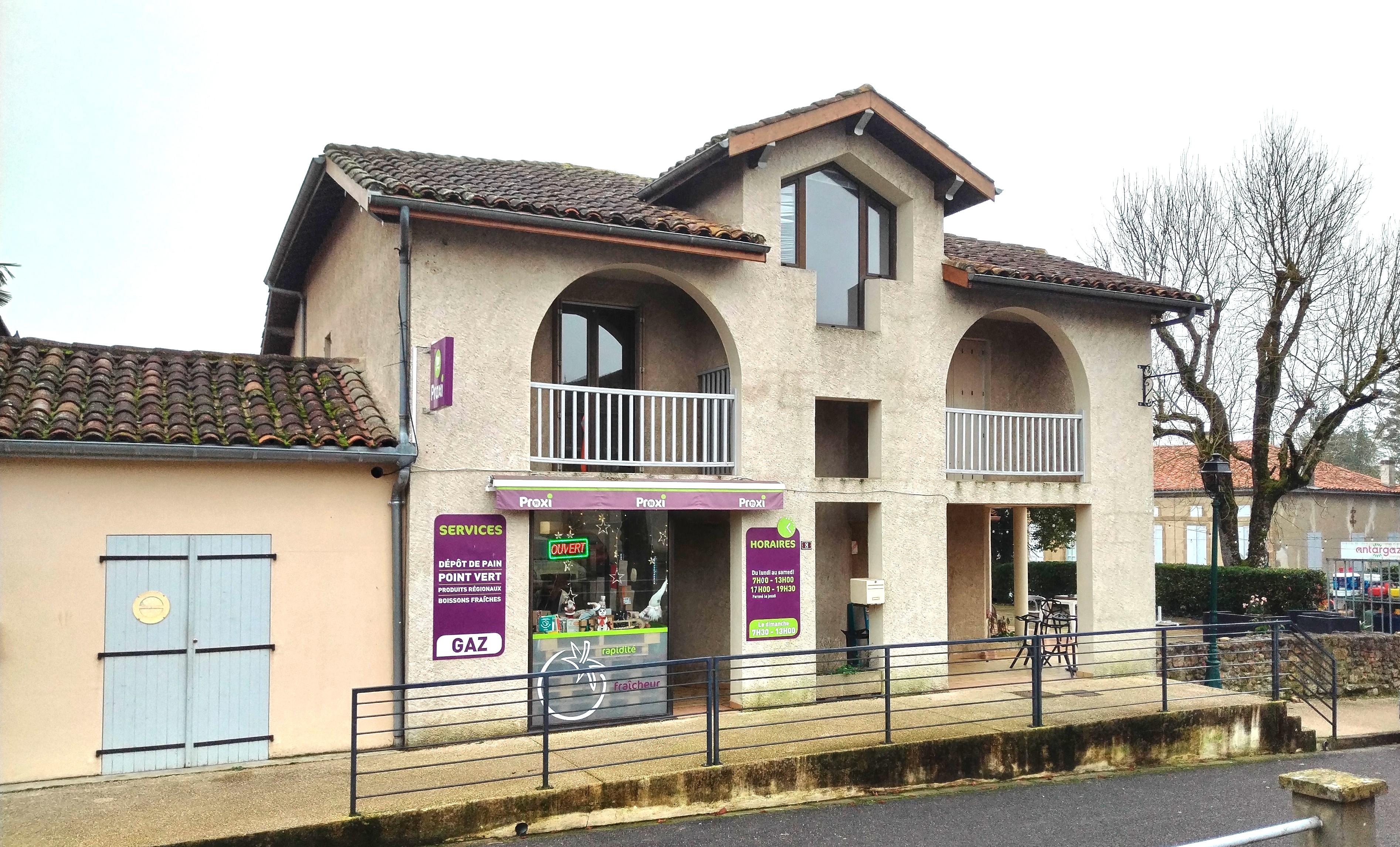 Bienvenue à Beaumarchès, petit village gersois (32), de plus de 700 habitants : son école, centre de loisirs, épicerie-bar, boulangerie, restaurants, salon de coiffure, agence postale, et de nombreuses associations, en font un village dynamique et agréable à vivre.
La Mairie, propriétaire du local (épicerie-bar), du fonds de commerce, de la licence IV, de tous les équipements et agencements nécessaires à l’activité, cherche une personne dynamique et motivée pour exploiter ce lieu de commerce, de rencontre et de vie du village.
 Pour cela, la commune met à disposition pour un loyer modéré :
•	Une surface de vente « épicerie » de 85m2 avec une réserve attenante, équipée d’une chambre froide et d’un local de stockage
•	Agencement complet : vitrines frigorifiques, congélateur, gondoles, présentoirs, comptoir, caisse, balance…
•	Un bar entièrement aménagé avec licence IV d’une superficie de 57m2, sa terrasse extérieure, ainsi qu’un coin cuisine équipé
•	Climatisation réversible à l’épicerie
•	Commerce actuellement sous enseigne « Proxi »
•	Point vert Crédit Agricole
•	Dépôt de gaz, journaux quotidiens, dépôt de pain les lundis et mardis
•	Relais Pickup