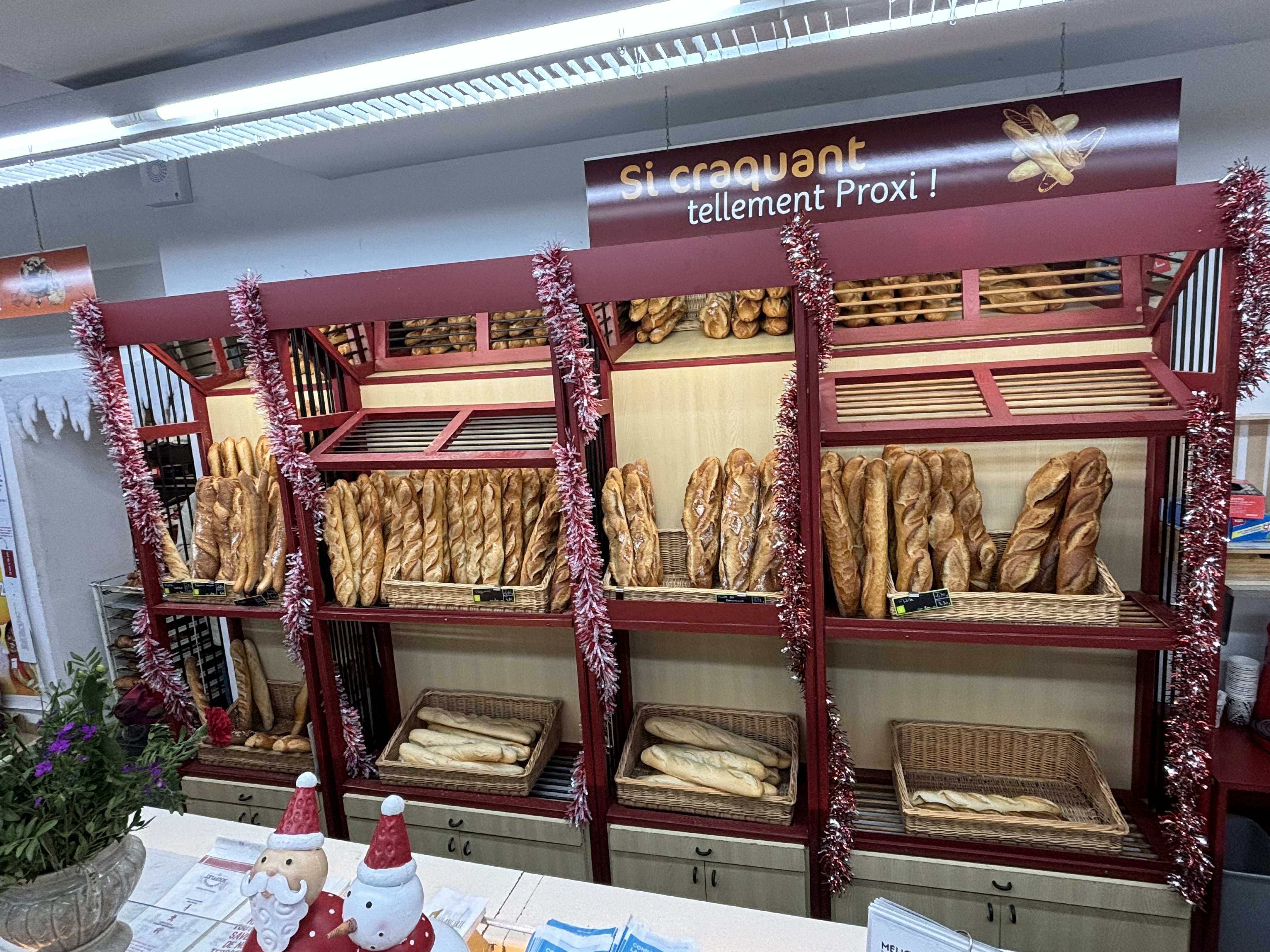 À vendre – Fonds de commerce supérette / tabac / boulangerie-pâtisserie

Prix de vente : 190 000 €

Dans le Tarn-et-Garonne, sur un axe très passant Toulouse–Bordeaux, vends fonds de commerce multi-activités :
	•	Tabac – Presse – Boulangerie-Pâtisserie – Supérette
	•	Licence IV
	•	Française des Jeux
	•	Surface de 200 m²
	•	Parking privé pour la clientèle
	•	Emplacement premium en bordure de nationale, offrant une excellente visibilité et un flux régulier de clients.

Belle opportunité pour un couple ou une famille souhaitant reprendre une activité dynamique et rentable.

Prix de cession du fonds de commerce : 190 000 €
(Stock en sus, à évaluer)

Pour plus d’informations ou organiser une visite :