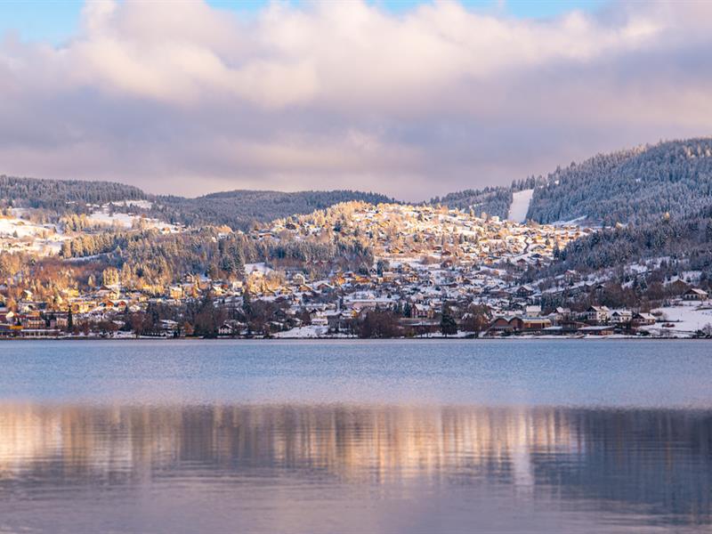 Vous êtes médecin généraliste et souhaitez exercer dans un cadre à la fois dynamique et apaisant ? Nous proposons la reprise d’un cabinet médical florissant à Gérardmer, au cœur des Vosges.

Les atouts de cette opportunité :
✅ Patientèle fidèle et établie → Vous démarrez avec une activité assurée dès le premier jour.
✅ Équipe en place → Une secrétaire et deux infirmières qualifiées vous accompagnent pour une gestion fluide du cabinet.
✅ Cabinet prêt à l'emploi → Entièrement équipé, il permet une installation rapide et sans contraintes.
✅ Possibilité de logement → Une solution de logement sur place est disponible, parfaite pour une installation en toute sérénité.
✅ Un cadre de vie exceptionnel → Gérardmer, "Perle des Vosges", offre un environnement naturel préservé entre lac et montagnes, idéal pour une vie en famille ou en couple.

Cette offre s’adresse à tout médecin généraliste, seul(e) ou en couple, cherchant une installation clé en main dans une région accueillante et dynamique.

📩 Intéressé(e) ? Contactez-nous !
📧 reprise.cabinet88400@gmail.com