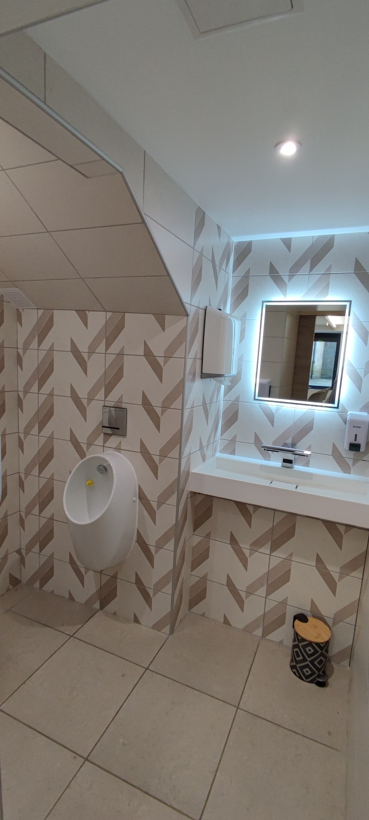 Saisissez une opportunité unique en reprenant ce commerce de proximité situé au cœur d’un territoire où le tourisme représente la 2ème économie pour les activités de loisirs et pleine nature. 

Avec son ambiance conviviale et son ancrage dans la vie locale, ce bar-tabac est bien plus qu’un simple commerce : c’est un véritable lieu d’échanges et de convivialité. La clientèle, composée d’habitués et des vacanciers en résidences secondaires apprécie cet espace où il fait bon se retrouver tout au long de l’année.

L’établissement propose une offre diversifiée (bar, tabac, point poste, dépôt de pain, épicerie de dépannage, produits locaux et presse quotidienne) et offre des possibilités de développement. Vous pourrez développer l’activité en proposant une offre de petite restauration, en organisant des événements (soirées à thème, concerts, expositions) ou en mettant en place la FDJ.

L’appartement cédé avec les murs vous offrira un logement sur place ou la possibilité de créer un hébergement touristique de courte durée de type gîte ou chambres meublées.

Une communication adaptée permettra de capter la clientèle touristique et les cyclistes.

Le cadre de vie agréable, la dynamique touristique estivale et le soutien des acteurs locaux sont autant d’atouts pour assurer la pérennité et le succès de votre future activité.

Fonds de commerce : 70 000€ hors stock (compris la licence IV et les agencements)

L' immobilier comprenant le commerce et l’appartement au-dessus : 130 000€  

Si vous recherchez une affaire à taille humaine, avec un  potentiel de développement et une qualité de vie , ne manquez pas cette belle opportunité.