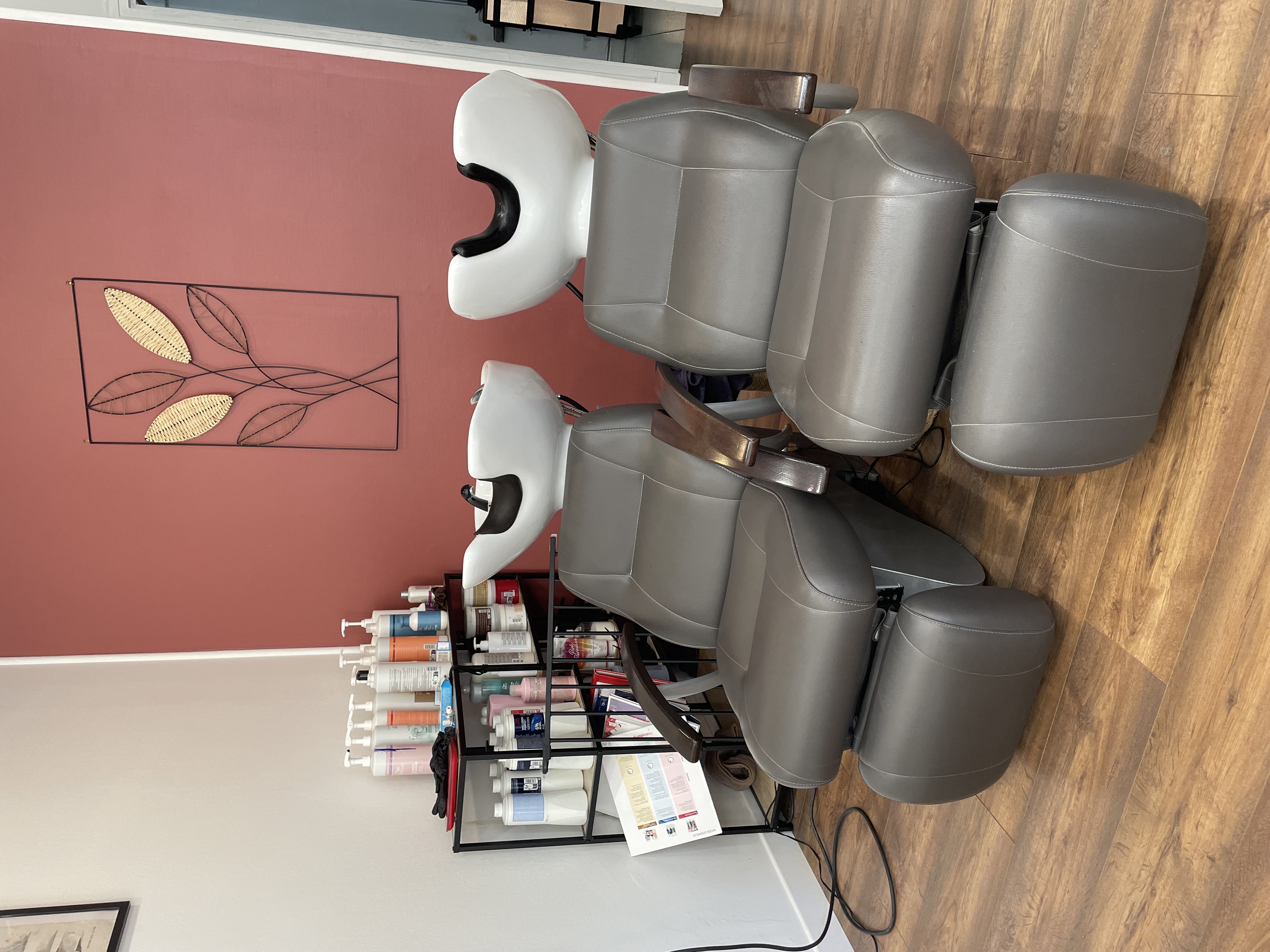 Jolie Salon de coiffure de campagne, idéal premier installation! 

📍 Soligny-la-Trappe (61380)

À vendre fonds de commerce d’un salon de coiffure idéalement situé au cœur de Soligny-la-Trappe, bénéficiant d’une clientèle fidèle et régulière.

✨ Caractéristiques du salon :

* Surface d’environ 40 m²
* 2 postes de coiffage femmes
* 1 poste homme avec fauteuil barbier
* 2 bacs à shampoing
* Salon entièrement équipé, prêt à travailler immédiatement
* Aucun investissement supplémentaire à prévoir
* Accès PMR amovible. 
* Chauffage pompe à chaleur réversible, ainsi que des chauffages électriques. 
* Parking juste à côté du salon.

📊 Données financières :

*  Très bon chiffre d’affaires
* Stock inclus 
* Prix de vente du fonds de commerce : 23 000 €

Salon clé en main, idéal pour une première installation ou pour développer une activité existante dans un cadre agréable et dynamique.

📞 Pour plus d’informations ou organiser une visite, merci de me contacter en message privé.