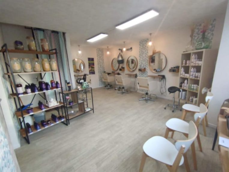 Le salon est situé dans une commune de plus de 1000 habitants proche de Bain de Bretagne (35). Il a été créé il y a 18 ans, il se trouve sur la place principale du village. La commune est composée d'autres commerces essentiels au bon fonctionnement de cette dernière, d'une école, un nouveau lot de terrains sur un lotissement arrive. C'est une commune où il fait bon y être, vous serez accueilli chaleureusement, comme cela à été mon cas il y a quasiment 9 ans, lorsque j'ai repris le salon.
Parlons maintenant du salon! Le salon, où il est situé, a un fort potentiel, certaines communes autour ne sont pas pourvu de salon de coiffure. Il est munie de 2 bacs à shampoings, 4 postes de coiffages, un poste enfant, un espace caisse, un espace vente, une réserve sur environ 52 m². Il a été redécoré en 2017. Aussi, il y a un étage (aussi de 52 m²) qui est pourvut de 2 chambres et une salle de bain, non exploité commercialement. Libre à votre imagination! La salle de bain a été refaite en 2022, où nous y avons installé le lave linge et le sèche linge. En se qui concerne les 2 chambres, elles servent actuellement de salle de repos, lieu de stockage, elles n'ont pas été rafraichit. Il y a aussi un grenier de 30 m².
Une salariée travaille avec moi, à temps plein, depuis 2022, compétente, gentille, à l'écoute des clients et appréciée par ces derniers. La clientèle est hétérogène. Le salon est actuellement ouvert du lundi 13h30 au samedi 15h. Les amplitudes du salon me permets actuellement d'avoir un rythme de vie qui me convient, j'ai mes mercredis avec les enfants et je ne fini pas très tard le samedi!
Un peu de chiffres maintenant !! Le loyer est de 6600€ HT/an (soit 550€/mois). EBE quasiment 11000€ HT sur le dernier bilan (7500€ HT sur le bilan précédent). CA en constante évolution. Tarif : 50 000€ (à débattre) hors frais de notaire. Je vends pour des raisons de santé physiques.
Plusieurs possibilité peut s'offrir à vous : habiter au dessus (en faisant quelques travaux), développer une activité à l'étage (bien-être...).
Peut-être que ma proposition sera faite pour vous!!
A bientôt!
