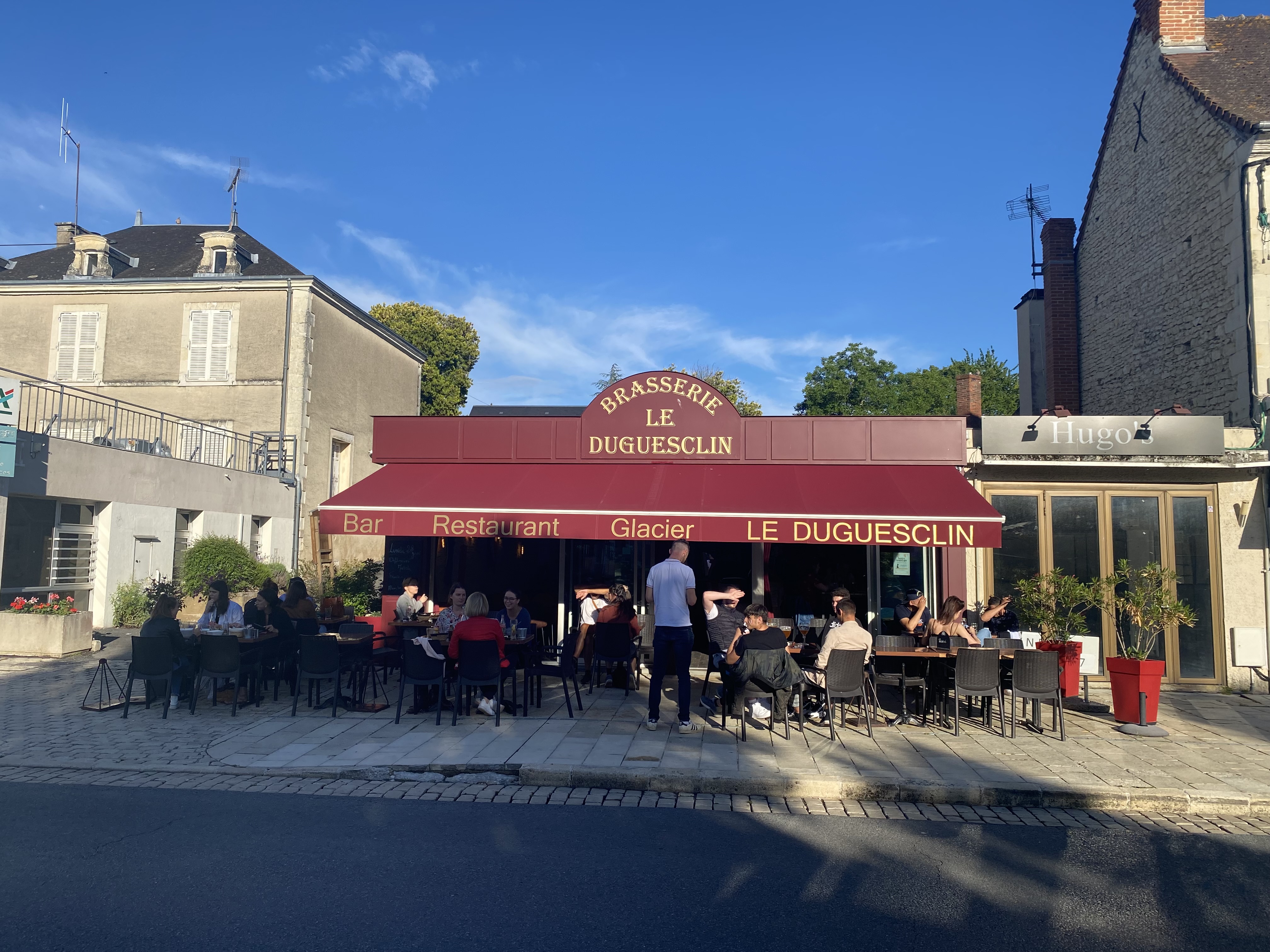 À vendre fonds de commerce, brasserie licence IV située au cœur de la ville de La Roche-Posay, station thermale de l'ouest de France spécialisée dans les maladies cutanées dont la réputation n'est plus à faire, reprise par le groupe L'Oréal il y a deux ans.
La brasserie est située au cœur de la station puisqu'elle fait face à la place principale de la commune, son emplacement lui offre toutes les commodités à proximités (commerces, banques, stationnement…).
La Roche-Posay dispose d'une situation géographique excellente puisqu'elle se trouve entre Poitiers et Tours, à 20 min de l'autoroute A10 et de la gare de Châtellerault.
Actuellement la brasserie a une activité de Mars à octobre, mais celle-ci peut tout à fait être étendue sur une plus grande période de l'année.
Elle possède une arrière-salle de 28 couverts, une salle principale de 36 couverts, et une terrasse extérieure pouvant accueillir 44 personnes assises.
L'établissement a été refait dans son ensemble (intérieur/extérieur), le matériel et le mobilier sont récents et en très bon état.
Il est dynamique, agréable, chaleureux et convivial.