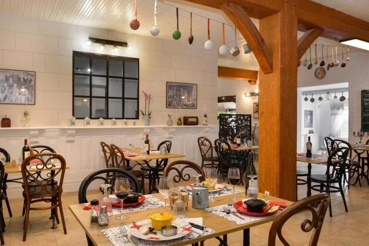 Hôtel-Restaurant 3★ Logis en Sologne – Murs et Fonds Indissociables

À vendre, hôtel-restaurant 3 étoiles classé, affilié Logis, bénéficiant d’un emplacement exceptionnel au cœur d’une des zones touristiques les plus dynamiques du Centre-Val de Loire.

L’établissement dispose de 13 chambres classées et d’un restaurant reconnu, exploités avec succès depuis de nombreuses années.

Points forts :

* Chiffre d’affaires supérieur à 700 000 € HT.
* Murs et fonds indissociables : 600 000 €.
* Situation géographique privilégiée à proximité immédiate du ZooParc de Beauval, des châteaux de Chambord, Cheverny et du cœur de la Sologne.
* Activité en progression constante avec une clientèle touristique, professionnelle et locale fidélisée.
* Équipe expérimentée en place depuis de nombreuses années (reprise du personnel possible selon le projet du repreneur).
* Établissement aux normes, exploitable immédiatement.
* Absence de concurrence directe sur le secteur.
* Importantes possibilités d’agrandissement et de développement : hébergements complémentaires, espace événementiel, guinguette, activités de loisirs ou prestations haut de gamme.
* Grand potentiel de valorisation grâce à un foncier permettant d’envisager de nouvelles capacités d’accueil.

Cette affaire offre également une qualité de vie rare : environnement naturel préservé, cadre de travail agréable, clientèle fidèle et activité déjà structurée permettant une prise en main sereine.

Dossier complet et informations complémentaires sur demande après premier contact.