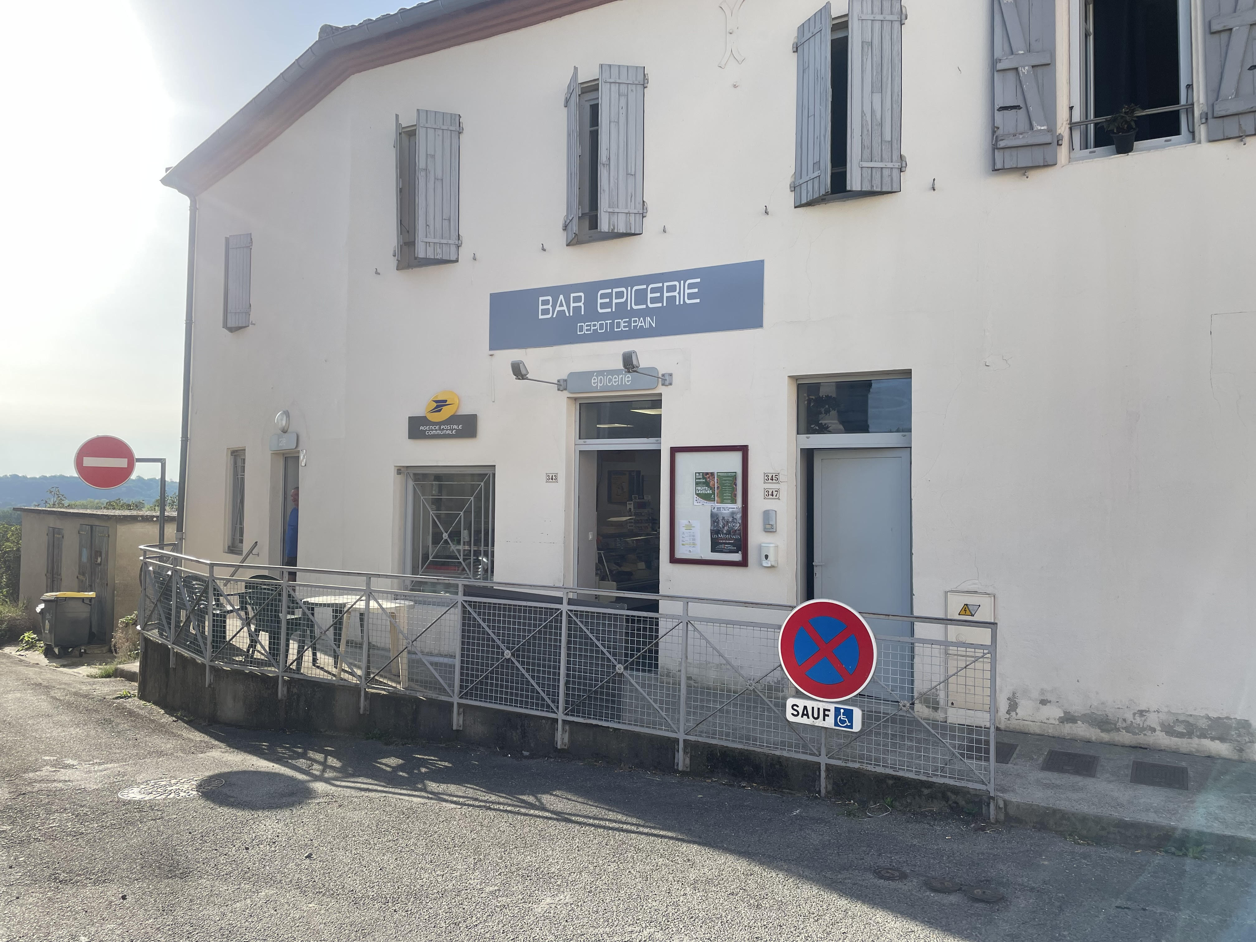 Vends fond de commerce d'une épicerie/bar multi-services "sans enseigne" en plein cœur du village de Caumont (82).
Petit village de 350 habitants qui comprend une école maternelle avec regroupement scolaire.
L'épicerie avec sa clientèle fidèle composée majoritairement de particulier ainsi que de collectivités,associations locales et entreprise,propose différents services dans ces 129m2 tel que :
- L’alimentation générale, fruit et légumes, vitrine de charcuterie et fromage a la coupe, dépôt de pain et pâtisserie, dépôt de gaz. (60m2)
- Service rôtisserie
- Service de colis "Mondial relay" et "coli prive"
- Café bar avec licence IV
- Une agence postale communale ( revenue fixe)
- Une réserve de 35m2 avec chambre froide
- Buvette a la fête du village
Les murs appartiennent a la commune avec un loyer modère.

Pour toutes questions, n'hésitez pas à me contacter.