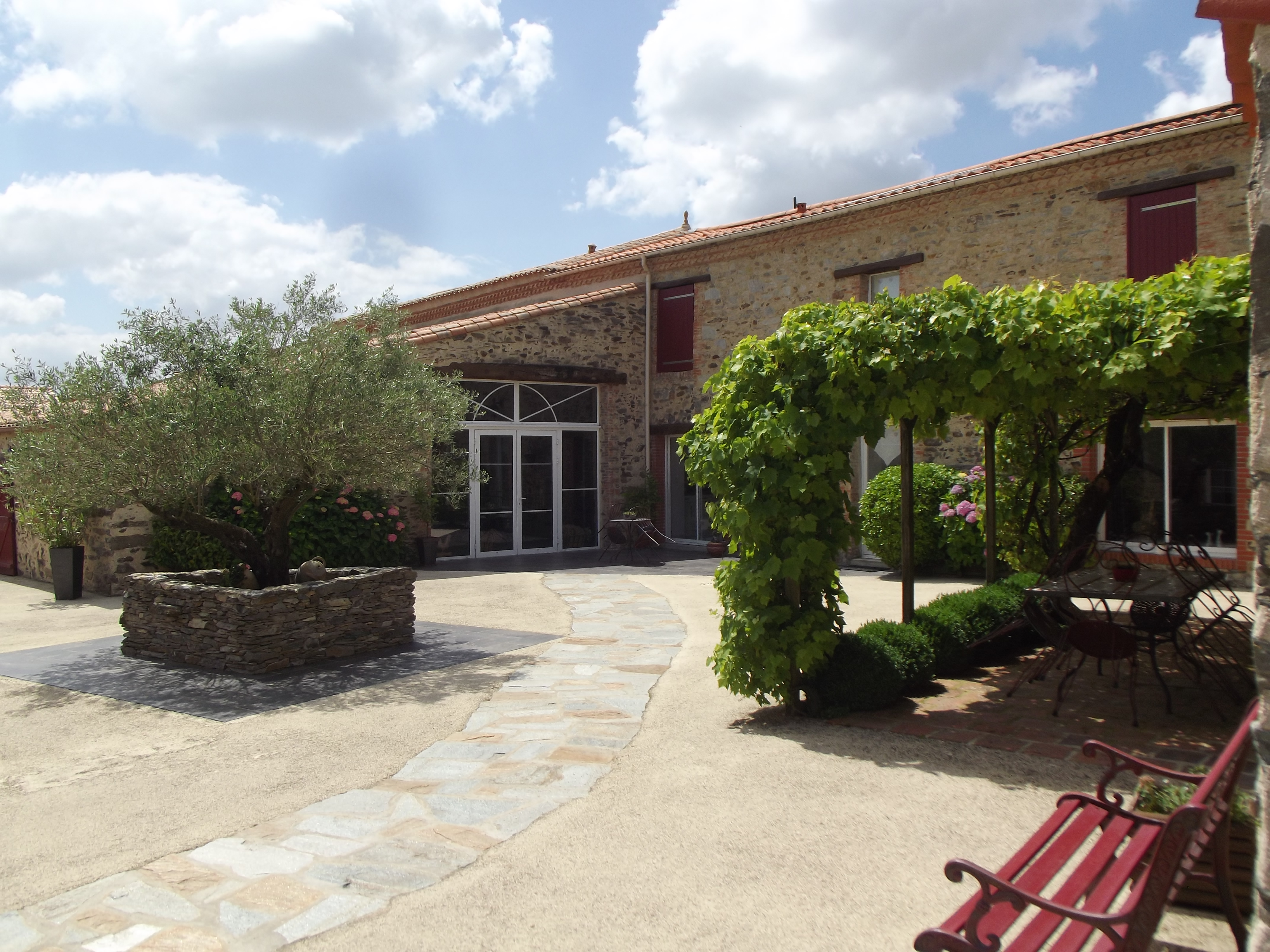 Gîte d’une capacité de 15 personnes + 1 partie Habitation pouvant être également loué en gite, le tout sur une surface habitable de 430 m² avec un terrain clos et paysagé de 3527 m² dans le Bocage Vendéen à 20’ du Puy du Fou , 40’ des Sables d’Olonne et du Marais Poitevin .
L’activité actuelle de Gîte peut-être facilement transformée en Chambres d’Hôtes avec le Label Tourisme et Handicap.