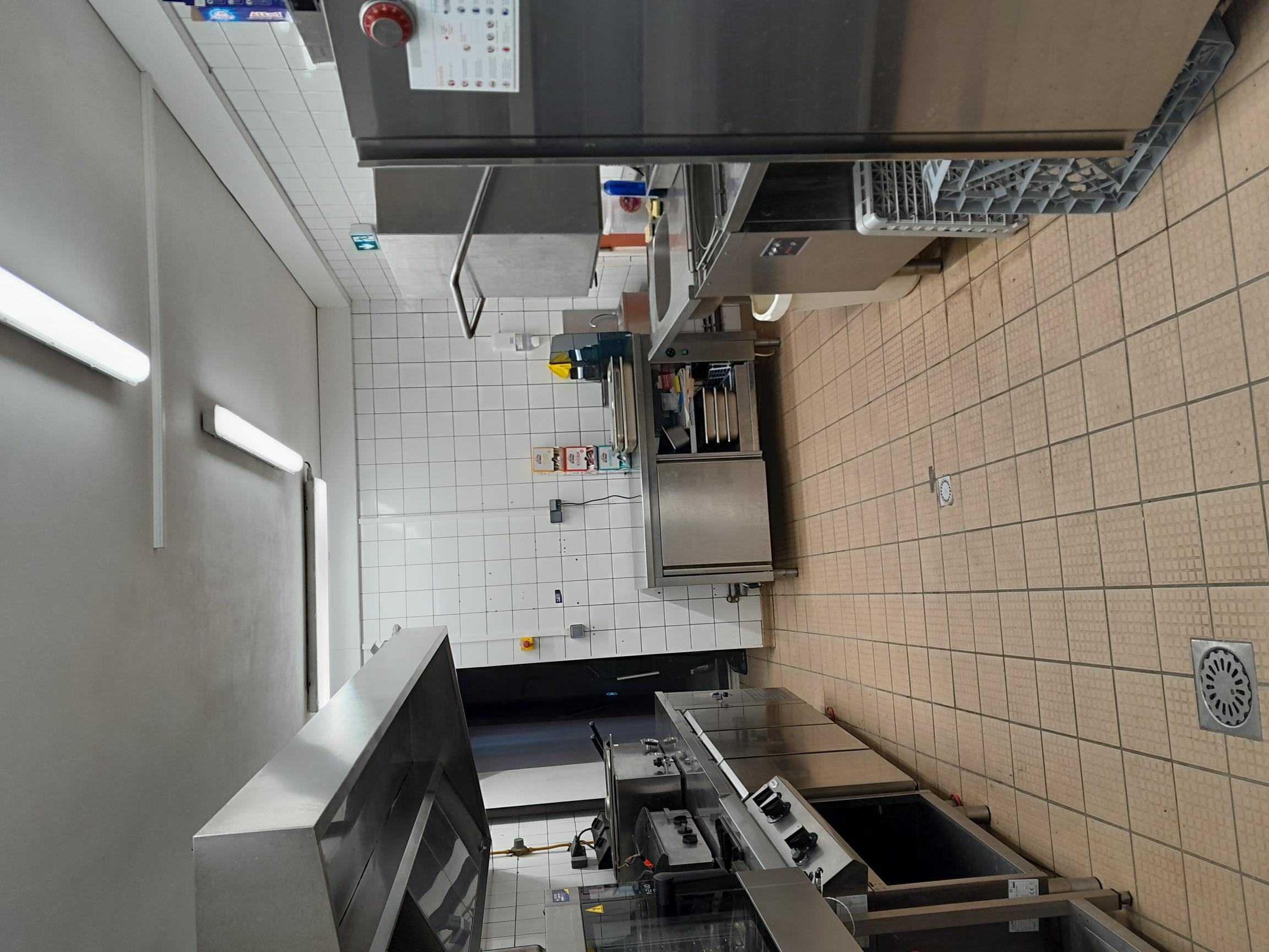 LES ARVERNES

Les Arvernes, c’est tout d’abord un bar-restaurant de plain-pied pour 30 à 50 couverts ainsi qu’une terrasse côté rue de 10 à 20 couverts. 
La cuisine a été entièrement réquipée en 2024.
Un sous-sol, idéal pour le stockage, équipé d’une chambre froide et une cave accessible par une cour intérieure complète l’ensemble.
Les précédents preneurs ont proposé une cuisine simple et traditionnelle à destination des professionnels le midi et diverses formules en soirée du snacking et des plats traditionnels.
La reprise de ce bar-restaurant peut également inclure l’hôtel.
Car les Arvernes c’est aussi un hôtel de 2 étages distribuant 9 chambres et 1 pièce privée et un 3ème étage aménageable.
Un bâtiment annexe à rénover peut également à terme offrir des chambres supplémentaires.
Bail commercial pour la reprise du bar-restaurant ou crédit-bail immobilier possible dans le cas d’une reprise totale de l’ensemble (restaurant et hôtel). Mise à disposition de la licence IV communale.
Le centre bourg de Rochefort-Montagne est vivant, pourvu de nombreux commerces et services : boulangerie, librairie, opticien, audioprothésiste  supermarché, confiseur-chocolatier,  mercerie, salons de coiffure, fleuriste, bureau de tabac, électroménager, services médicaux (2 cabinets de médecins, cabinet dentaire, kinésithérapeutes, infirmiers, ambulanciers), établissements scolaires (école maternelle, élémentaire, collège, lycée agricole), bureau postal, EPHAD ; d’un riche patrimoine naturel : vallée de la Fontsalade et les Roches Tuilière et Sanadoire, site du Lac de Guéry et son Centre Montagnard.  
Bornes communales de recharge automobile à 50m. 
Pour plus d’information voir le site de la commune : http://www.rochefort-montagne.com/ et celui de la communauté de commune : https://www.domes-sancyartense.fr/
Au cœur du parc naturel des volcans d’auvergne, Rochefort-Montagne est située idéalement à 25 minutes des principaux sites touristiques : Chaîne des Puys, Vulcania, Massif du Sancy, Stations Thermales et sports d’hiver du Mont-Dore et de La Bourboule, Basilique d’Orcival.
Accès A89 : 15 min ; Clermont-Ferrand : 35 min ; Lyon : 2h ; Bordeaux : 3h15 ; Montpellier : 3h30 ; Toulouse : 3h15 ; Paris : 4h30.
Le dépôt de candidature devra comprendre votre CV et un descriptif de votre expérience, une lettre d’intention de votre projet professionnel, votre apport financier pour bénéficier d’une trésorerie de départ.
En zone de revitalisation rurale (ZRR), toute reprise de commerce bénéficie d’une exonération fiscale totale durant 5 ans, puis dégressive dans les années suivantes. Il existe également une aide destinée aux petites entreprises du commerce, à l’artisanat et aux services avec points de vente, en co-financement entre la Communauté de communes Dômes Sancy Artense et la Région Auvergne-Rhône-Alpes.
contact : 04 73 65 82 51 / mairie.rochefort@rochefort-montagne.fr