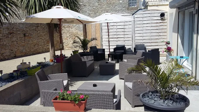 À Vendre : Fonds de Commerce Bar - Tabac - FDJ - Presse à Plouarzel (29)
Situé au cœur du bourg de Plouarzel, charmante commune dynamique de 4 000 habitants, ce fonds de commerce est une belle opportunité pour un repreneur souhaitant s’installer dans un cadre agréable à seulement :

10 minutes de Saint-Renan
20 minutes de Brest

Le bien en quelques mots :

Activités : Bar, Tabac, Française des Jeux, Presse
Surface intérieure : 90 m² avec environ 25 places assises
Terrasse extérieure : 120 m² pouvant accueillir environ 40 personnes
Cave : 90 m²
Pas de travaux à prévoir
Normes PMR
Possibilité de développer une activité de restauration
Pas de logement sur place
Commissions : 100 000€

Un environnement commerçant et attractif :

Plouarzel dispose de nombreux commerces et services de proximité :
Boucherie, boulangerie, fleuriste, pharmacie
Restaurants (2) et crêperie
Supermarché
Professionnels de santé : médecins généralistes, dentistes, kinésithérapeutes, ostéopathe, orthoptiste
Coiffeurs (3), esthéticienne