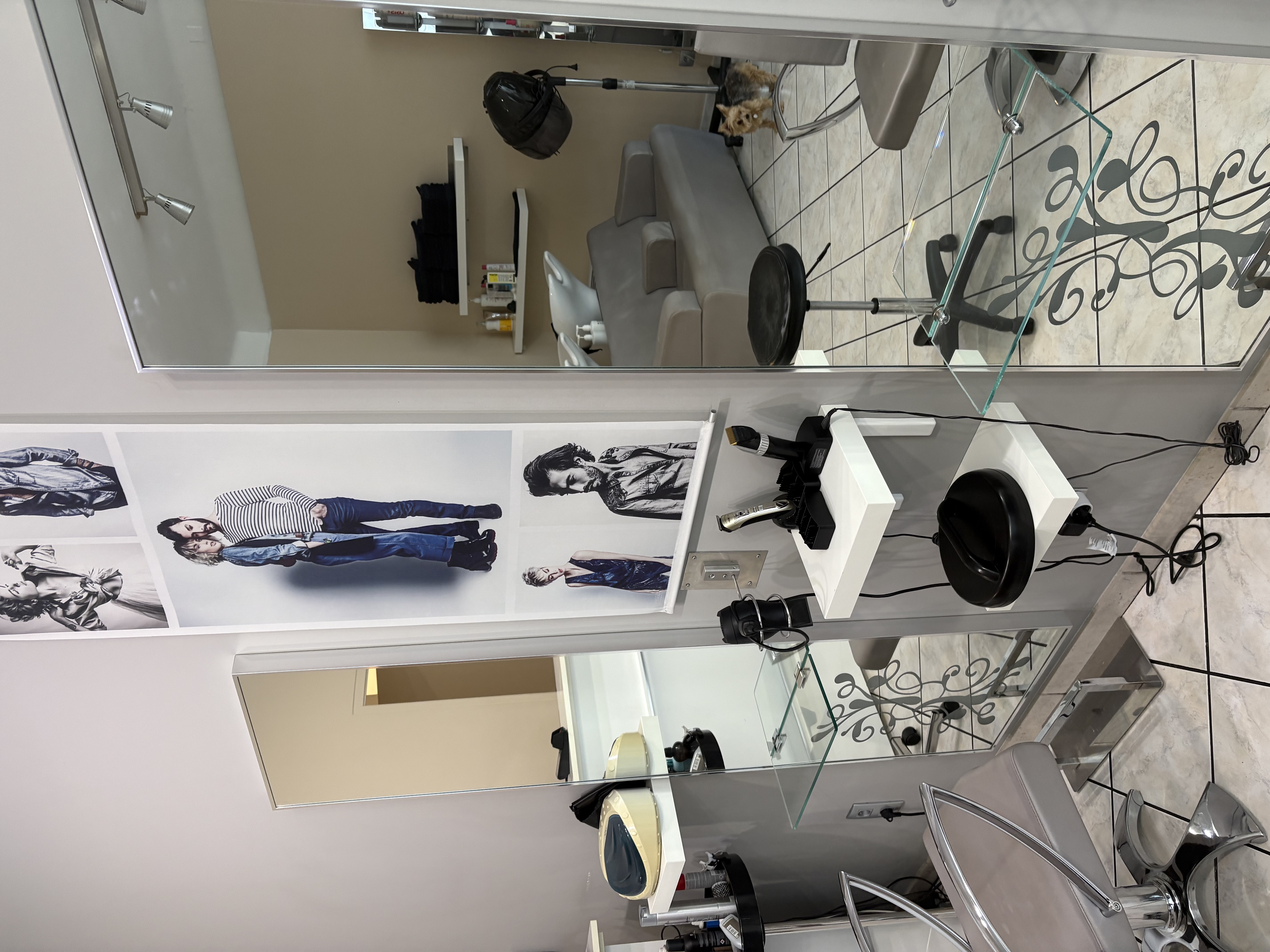 Fond de commerce salon de coiffure,dans  un charmant village Gardois, le salon fait 30 m2 avec arrière boutique de 10 m2. 3 postes de coiffage, 2 bacs de lavage, tout équipé , prêt pour travailler, clientèle très fidèle depuis 20 ans , affaire saine bon ÇA aucun employé. Loyer 518€/mois