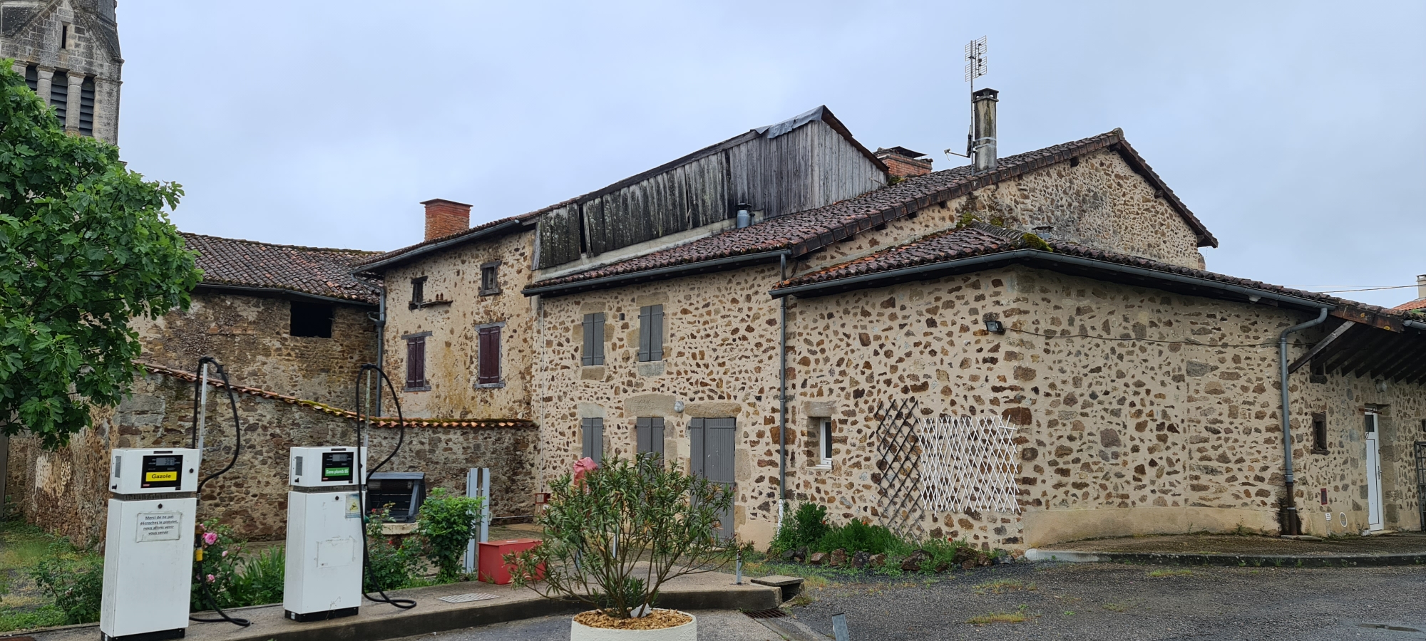 A LOUER : 

Local commercial + logement + grange : le tout 600 €/mois. 

Belle opportunité dans le centre bourg, grand parking à proximité, lac du Mas Chaban à deux pas. 

Local commercial à fort potentiel : bar, restaurant, épicerie, station-service, deux terrasses. 

Logement à l'étage : environ 100 m². 

Grange non attenante pouvant servir de réserve. 

Pour plus de renseignements, merci de nous contacter par téléphone aux horaires d'ouverture de la mairie : 
Lundi : 8h00-12h30 / 14h00 - 17h00
Mardi, Jeudi et Vendredi : 8h00-12h30
Mercredi : 8h00-12h00

ou par email.