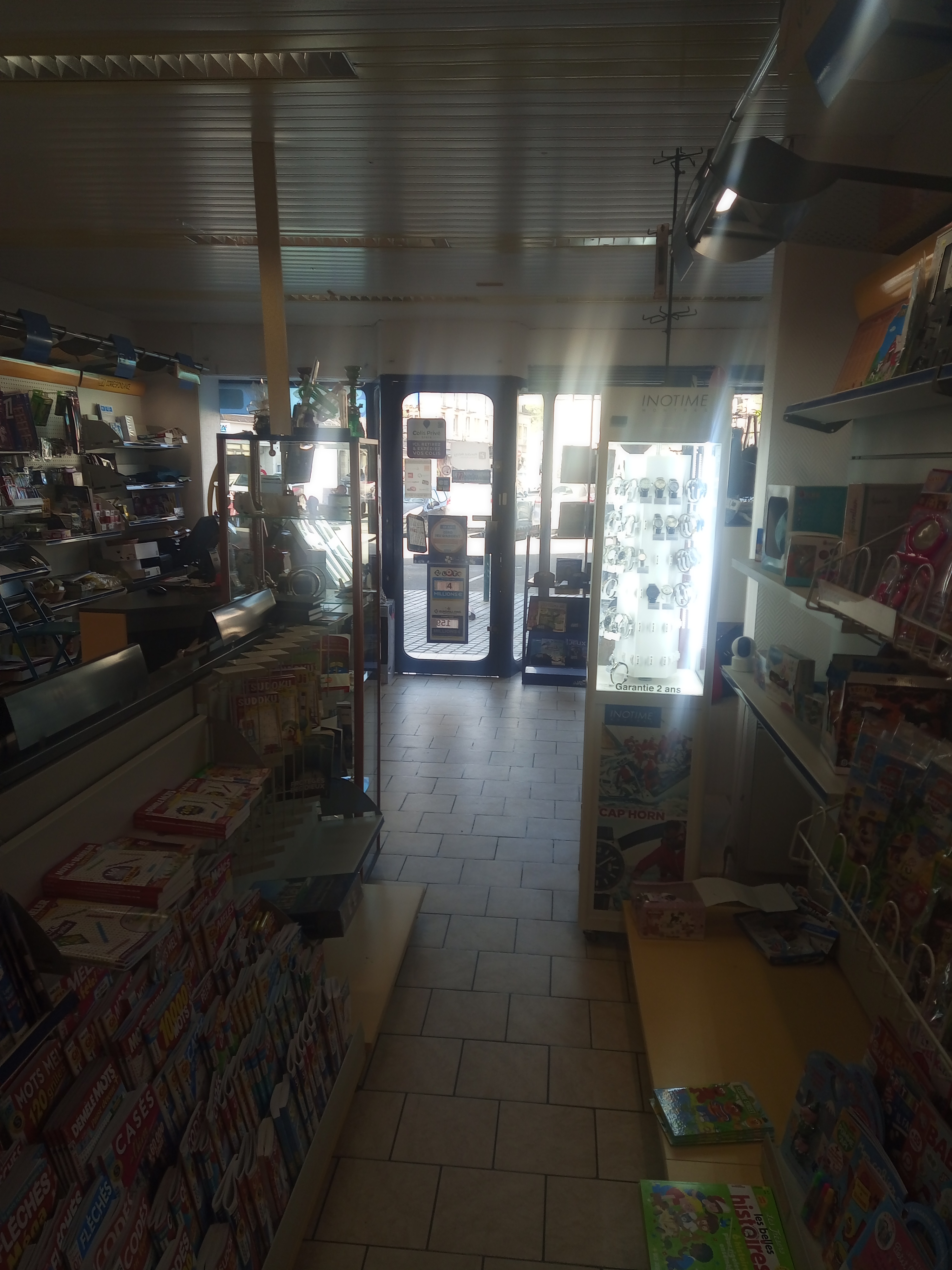 Maison de presse tenu depuis 20 ans avec un appartement T4 , 2 garages une cour village en pleine évolution lotissement de 300 maisons qui se montent à l entré du village et un lotissement de + de 100 maisons prévues dans les mois à venir pour ma part c est l heure de la retraite