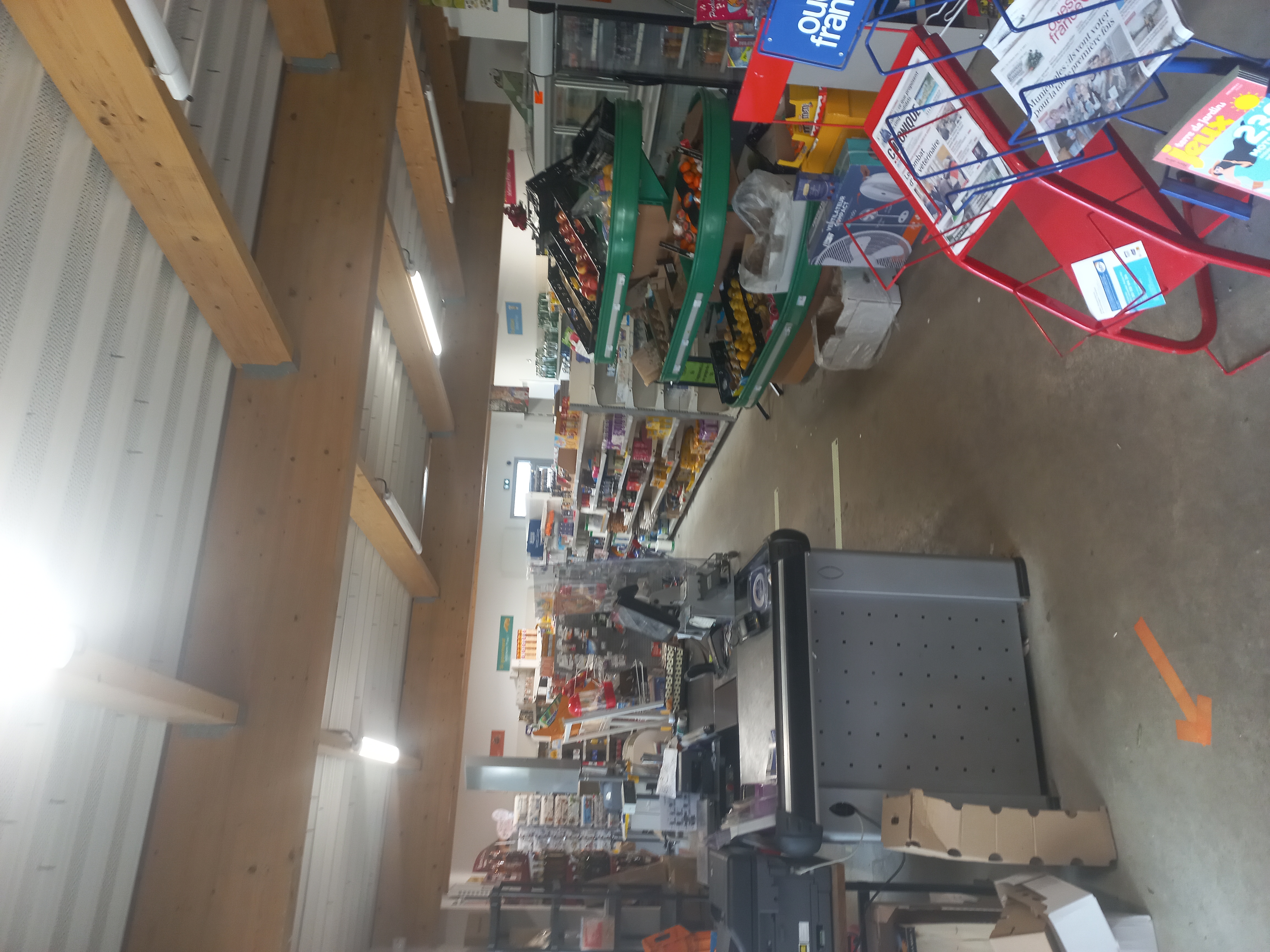 Multiservice 
Bar tabac fdj pmu poste 
Epicerie  gaz colis 
Voir (rayon boucherie  charcuteries ou pas
Restaurant le prix en fonction )
Les murs son à la commune