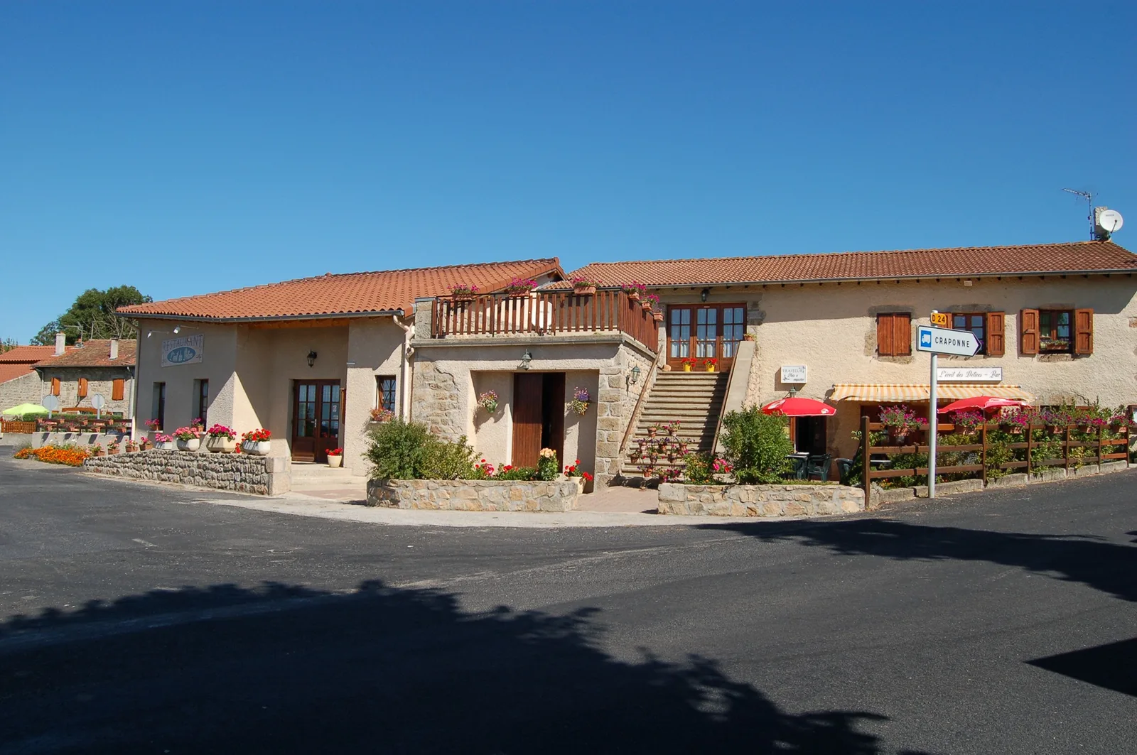 À céder, fonds de commerce de restaurant-bar exploité depuis 2007, situé au cœur des “3 terres”, au carrefour de la Haute-Loire, du Puy-de-Dôme et de la Loire. L’établissement bénéficie d’un environnement de passage intéressant et d’une clientèle locale fidèle, dans une zone de chalandise élargie par la proximité de plusieurs départements. L’activité bar avec licence IV et l’activité restaurant sont bien séparées par la cuisine, ce qui offre une organisation fonctionnelle et confortable. La salle de restaurant est très grande, avec une
capacité d’environ 60 à 65 couverts, et un agencement adapté à une restauration traditionnelle ou conviviale. Le fonds est exploité avec du matériel professionnel (four à pizza, four vapeur, chambre froide, etc.) permettant une reprise dans de bonnes conditions. À ce jour, l’activité n’est pas pleinement exploitée, l’ouverture étant principalement concentrée sur les services du midi, ce qui laisse de réelles perspectives de développement sur les soirs, les week-ends ou des prestations complémentaires. Le local est exploité dans le cadre d’un bail commercial 3-6-9, la mairie étant propriétaire des murs. Le loyer annuel est d’environ 6.445 € HT. Un logement de fonction T3 d’environ 90 m² est également disponible pour un loyer de 220 €. Il existe par ailleurs un potentiel d’évolution vers une activité de chambres d’hôtes, sous réserve de travaux et d’aménagement des chambres. Prix de vente : 49.000 €. Atouts de l’entreprise : ·Emplacement stratégique au carrefour de trois départements. · Clientèle locale fidèle et passage régulier. · Activité bar et restaurant
bien distinctes et fonctionnelles. · Grande salle de restaurant. · Licence IV incluse. · Matériel professionnel en place. · Activité non pleinement exploitée, donc fort potentiel de développement. · Possibilité d’ouvrir davantage en soirée et le week-end. · Logement de fonction T3 disponible à faible loyer. · Potentiel de développement en chambres d’hôtes. · Mairie propriétaire des murs. · Possibilité
d’accompagnement par le cédant. L’entreprise est exploitée en entreprise individuelle. Le cédant part à la retraite et souhaite transmettre son affaire dans de bonnes conditions, avec la possibilité d’un accompagnement du repreneur pendant environ 3 mois. Un Renault Kangoo de 2019 pourra également être cédé en supplément du fonds si nécessaire. Merci de vous adresser au conseiller CCI pour étudier les subventions possibles en cas d'investissements (rénovation, matériel, mobilier etc.).