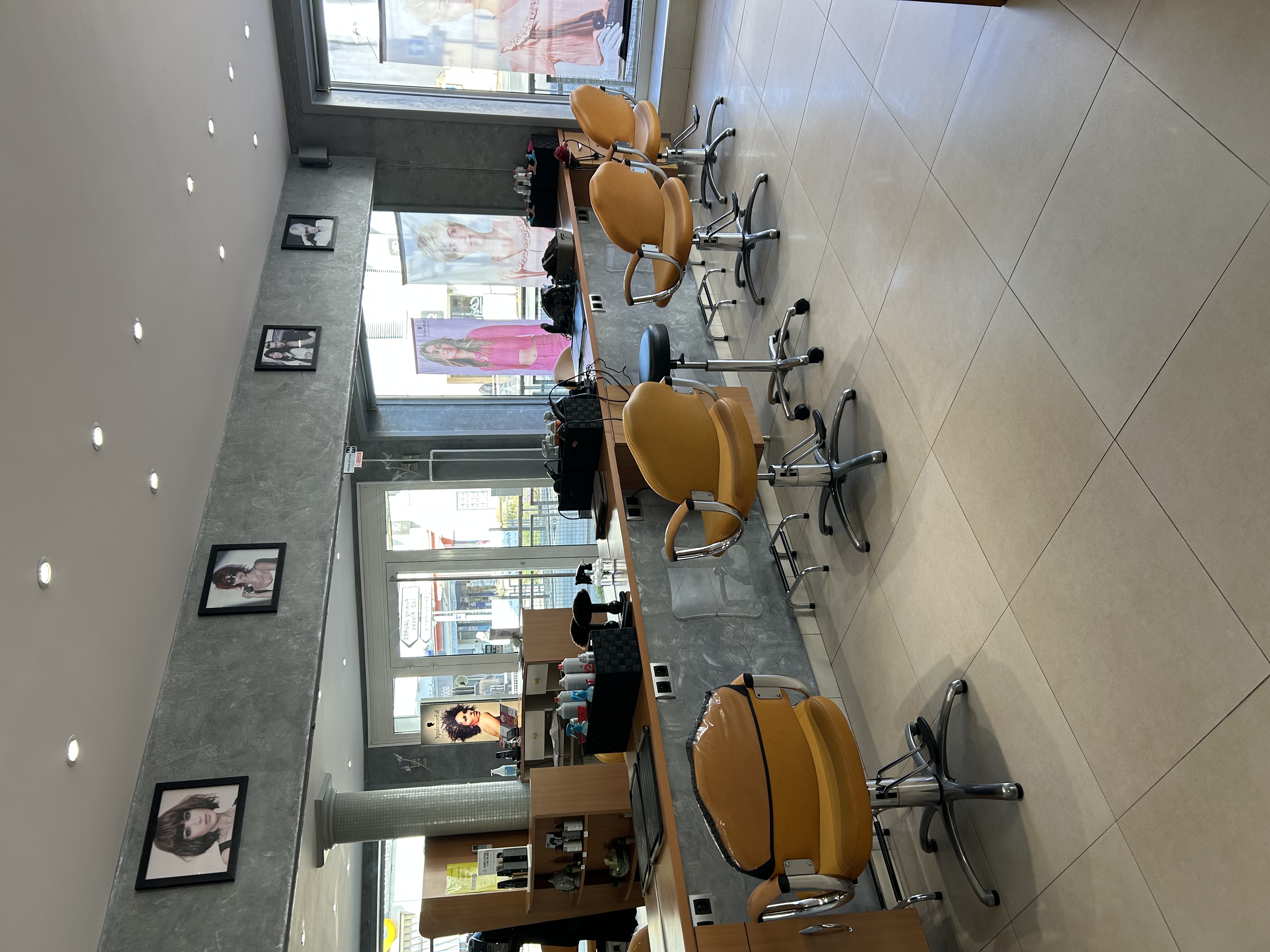 À vendre Fond de commerce salon de coiffure mixte à Saujon cause retraite dans ville thermale emplacement stratégique (mairie banque poste ) parking à proximité affaire historique et saine à 10km de la mer