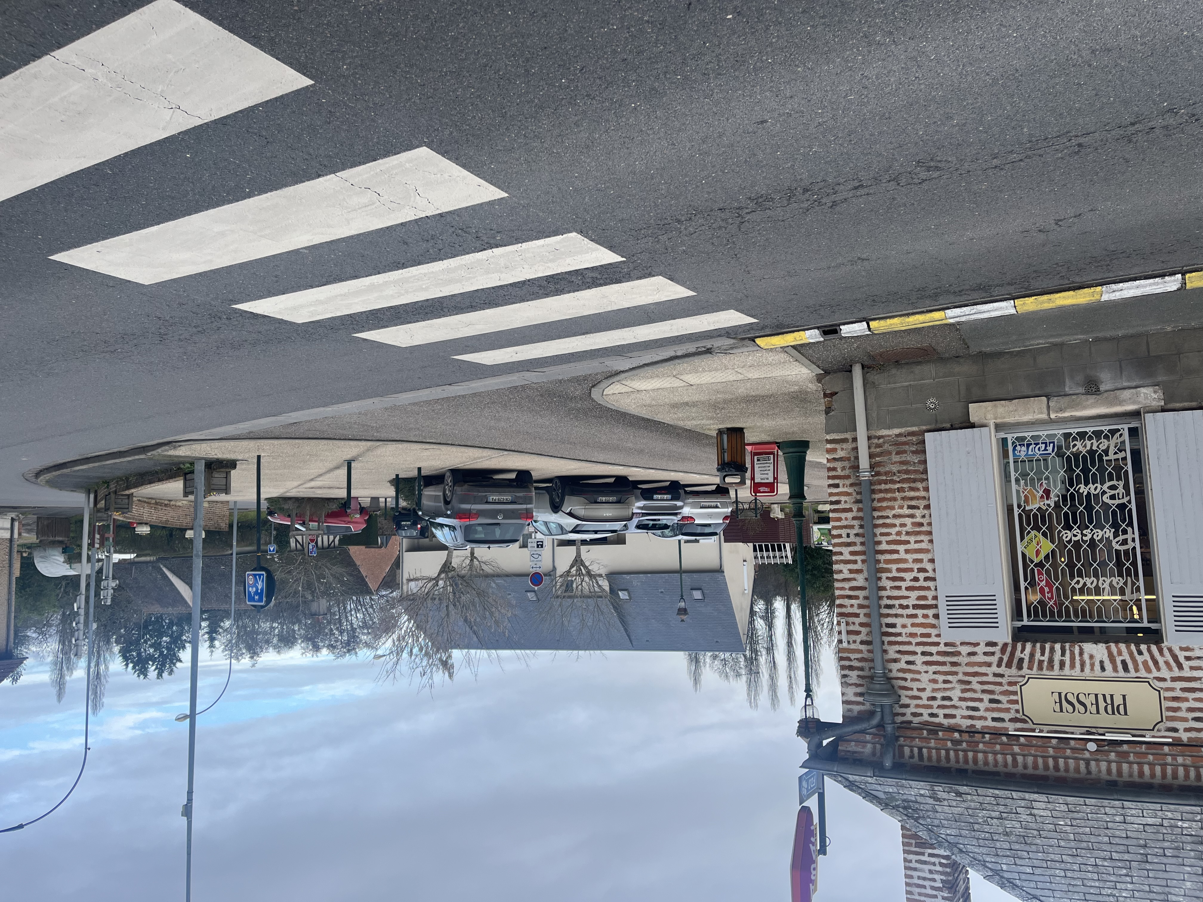 La commune de La Ferté-Beauharnais propose la reprise de sa boulangerie communale, actuellement fermée, offrant un fort potentiel de redémarrage.

Située au cœur du village, la boulangerie bénéficie d’un emplacement stratégique avec un passage d’environ 4 500 véhicules par jour, à proximité immédiate d’une supérette, d’un bar, d’un restaurant et d’un salon de coiffure.
Accès rapide à l’autoroute et à la gare.

Le bien comprend :
- un pas-de-porte communal,
- un laboratoire fonctionnel,
- un fournil entièrement équipé,
- une clientèle locale et fidèle,
- un logement T3 attenant,
- un loyer modéré.

La mairie est propriétaire des murs, garantissant une installation sécurisée.

La commune recherche un artisan boulanger, un professionnel ou une personne en reconversion, souhaitant s’installer et développer son activité dans un cadre de vie rural de qualité, au cœur de la Sologne.

📞 Contact – Mairie de La Ferté-Beauharnais
Tél. : 02 54 83 60 74
✉️ Mail : lafertebeauharnais@orange.fr